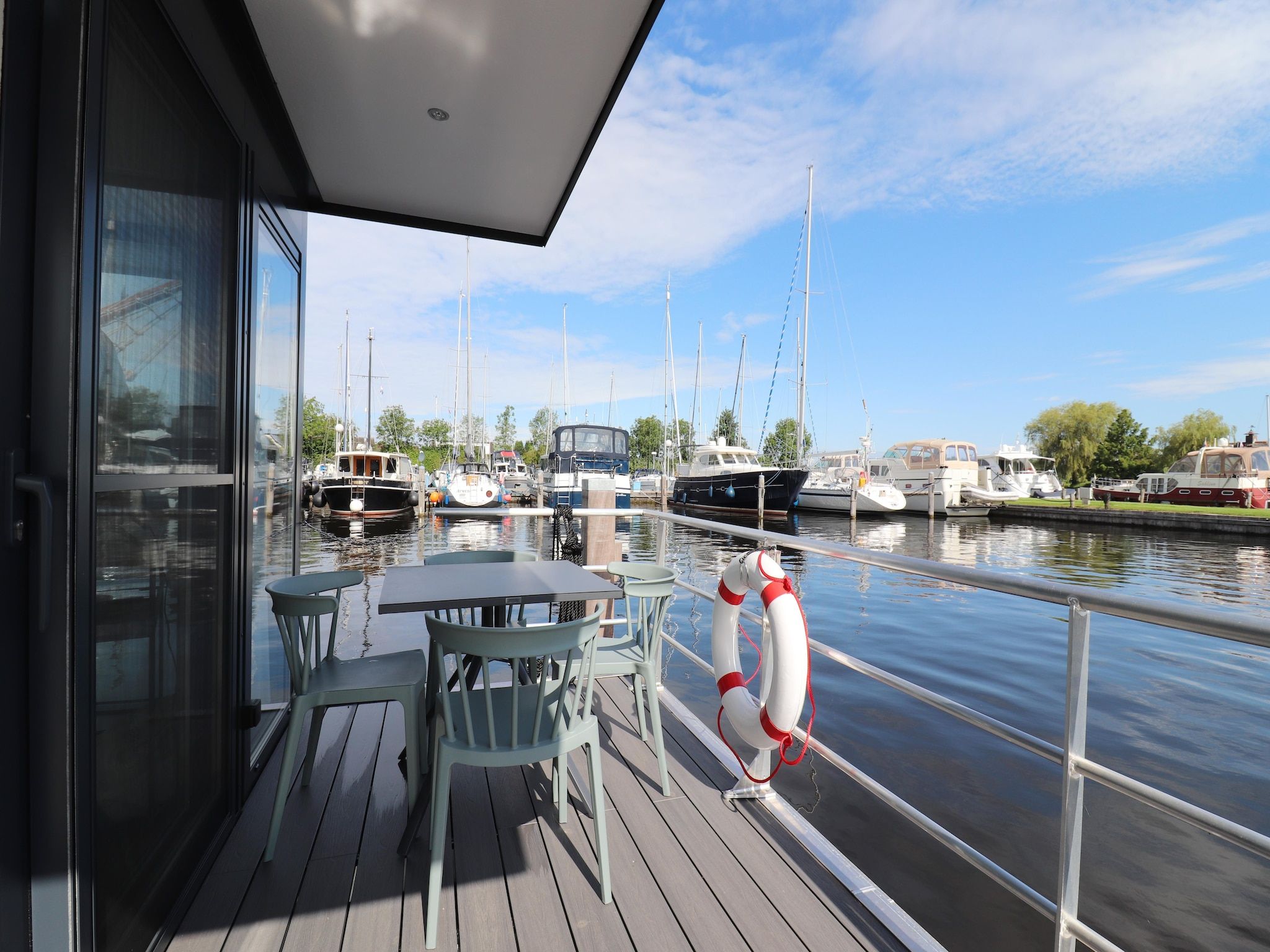 Het terras van Houseboat Refugio in Lemmer