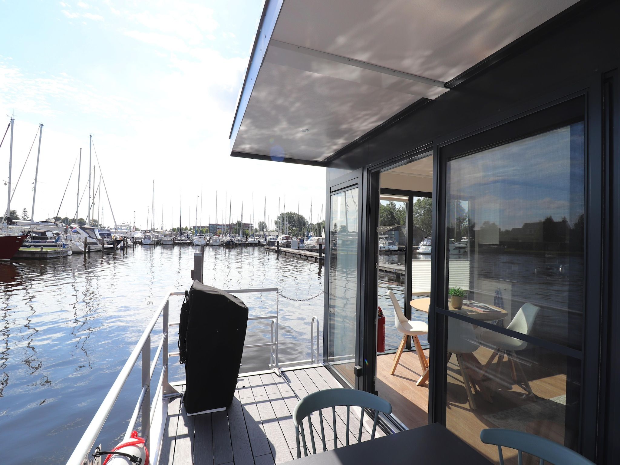 Het terras van Houseboat Refugio in Lemmer