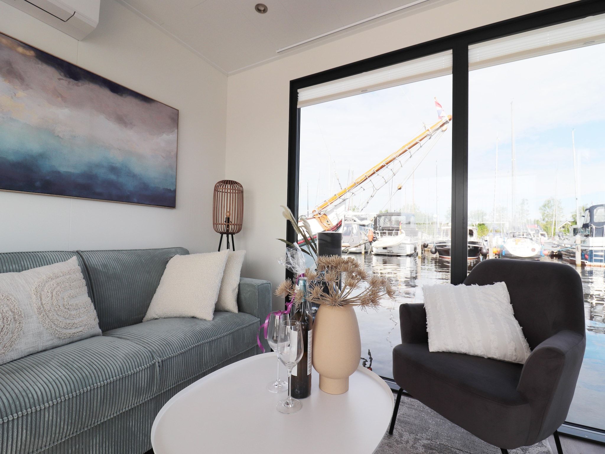 De woonkamer van Houseboat Refugio in Lemmer