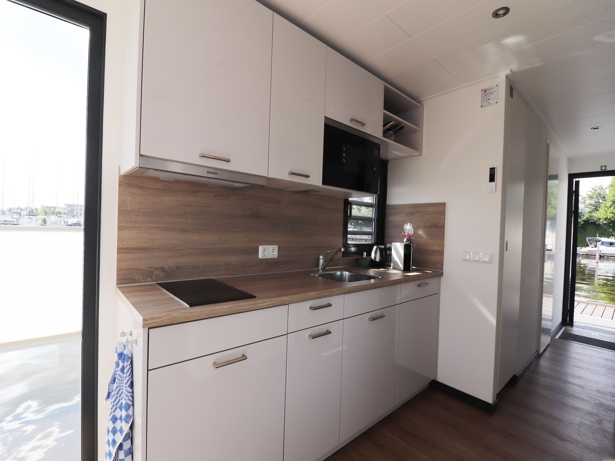 De keuken van Houseboat Refugio in Lemmer
