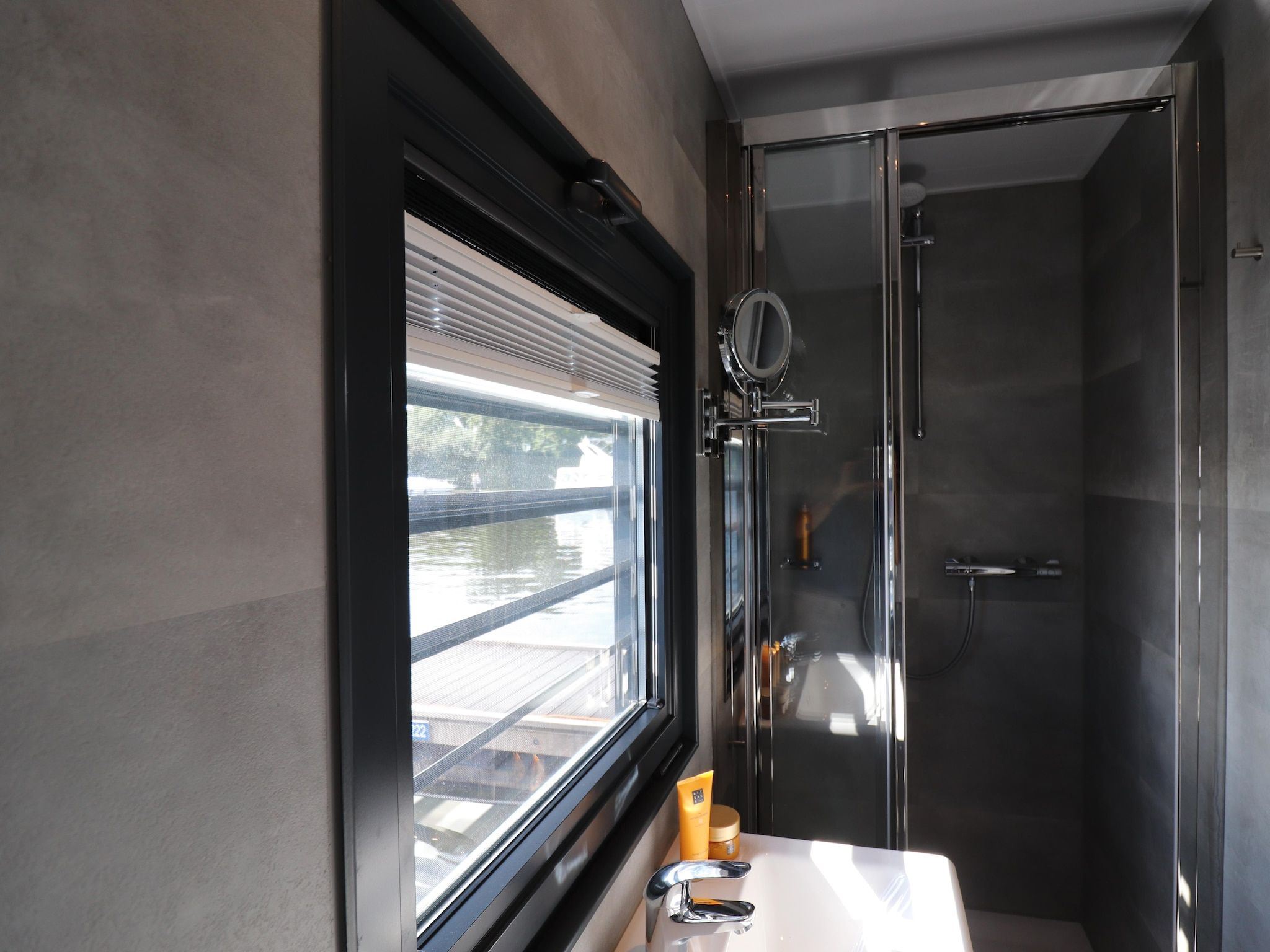 De badkamer van Houseboat Refugio in Lemmer