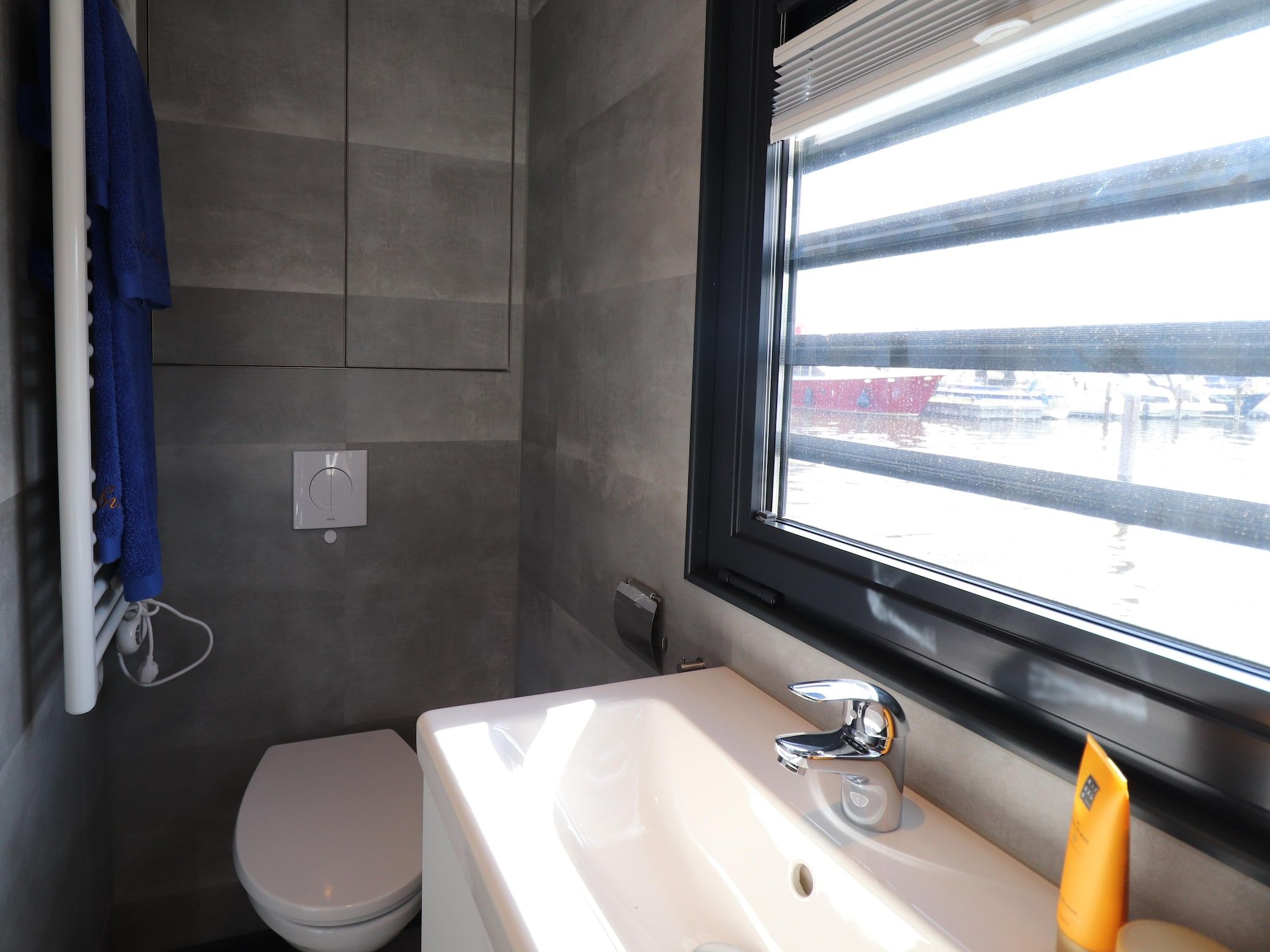 De badkamer van Houseboat Refugio in Lemmer