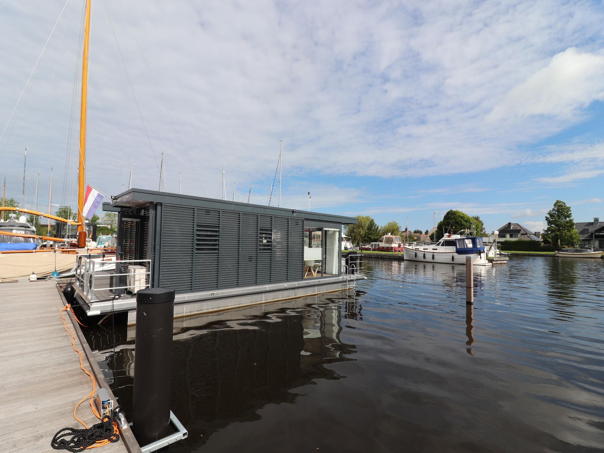 De buitenkant van Houseboat Refugio in Lemmer