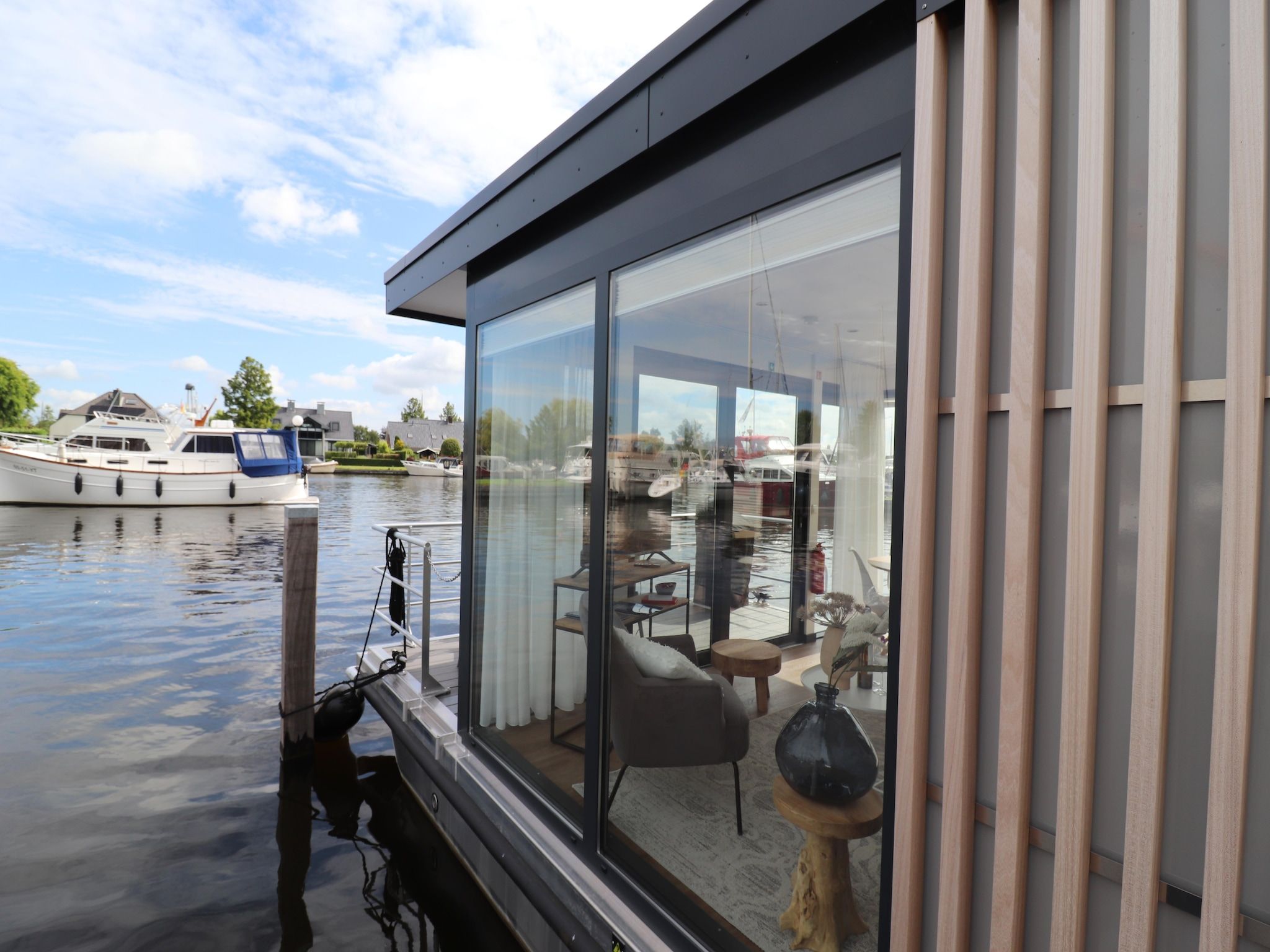 De buitenkant van Houseboat Refugio in Lemmer