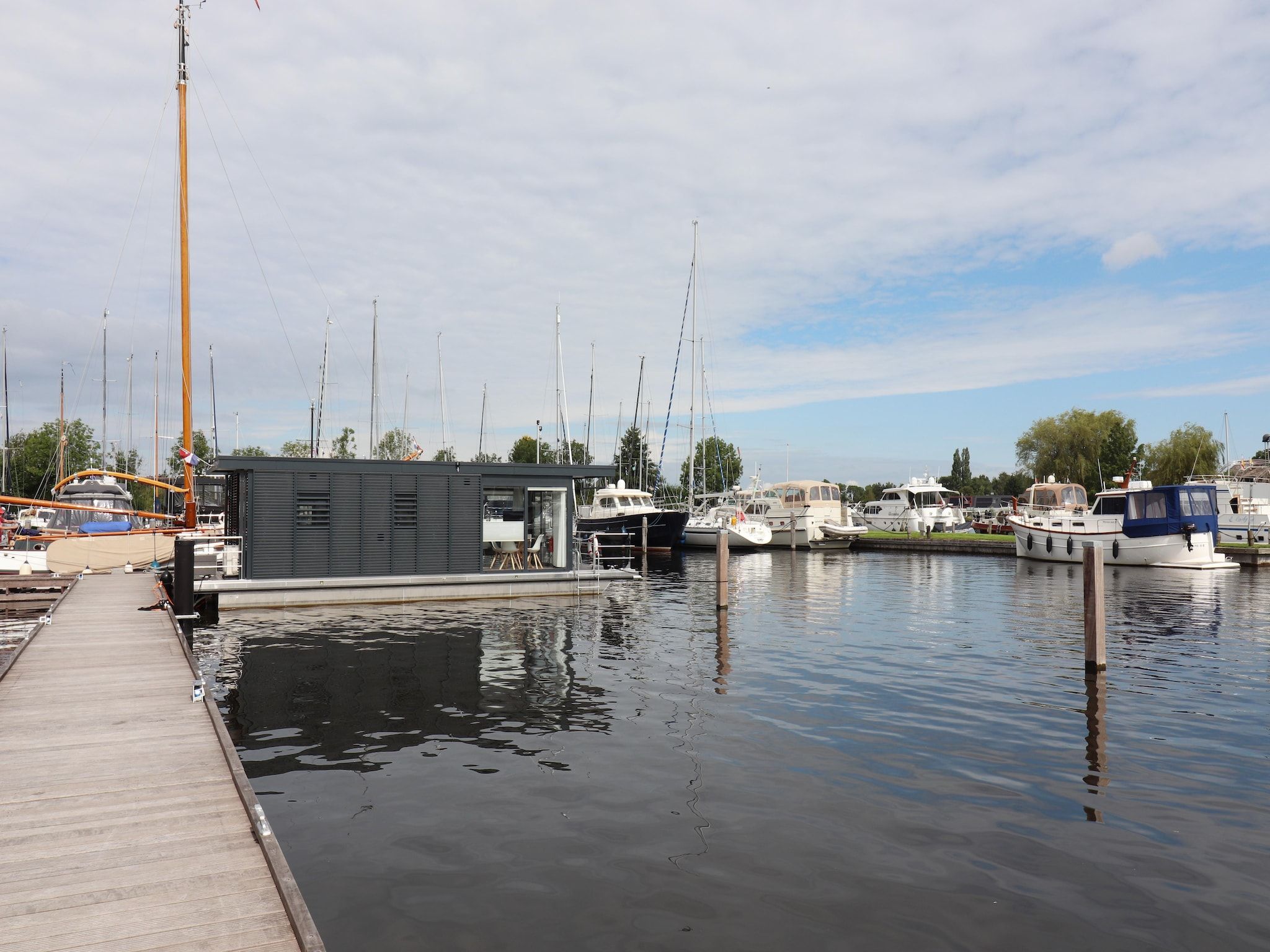 De buitenkant van Houseboat Refugio in Lemmer