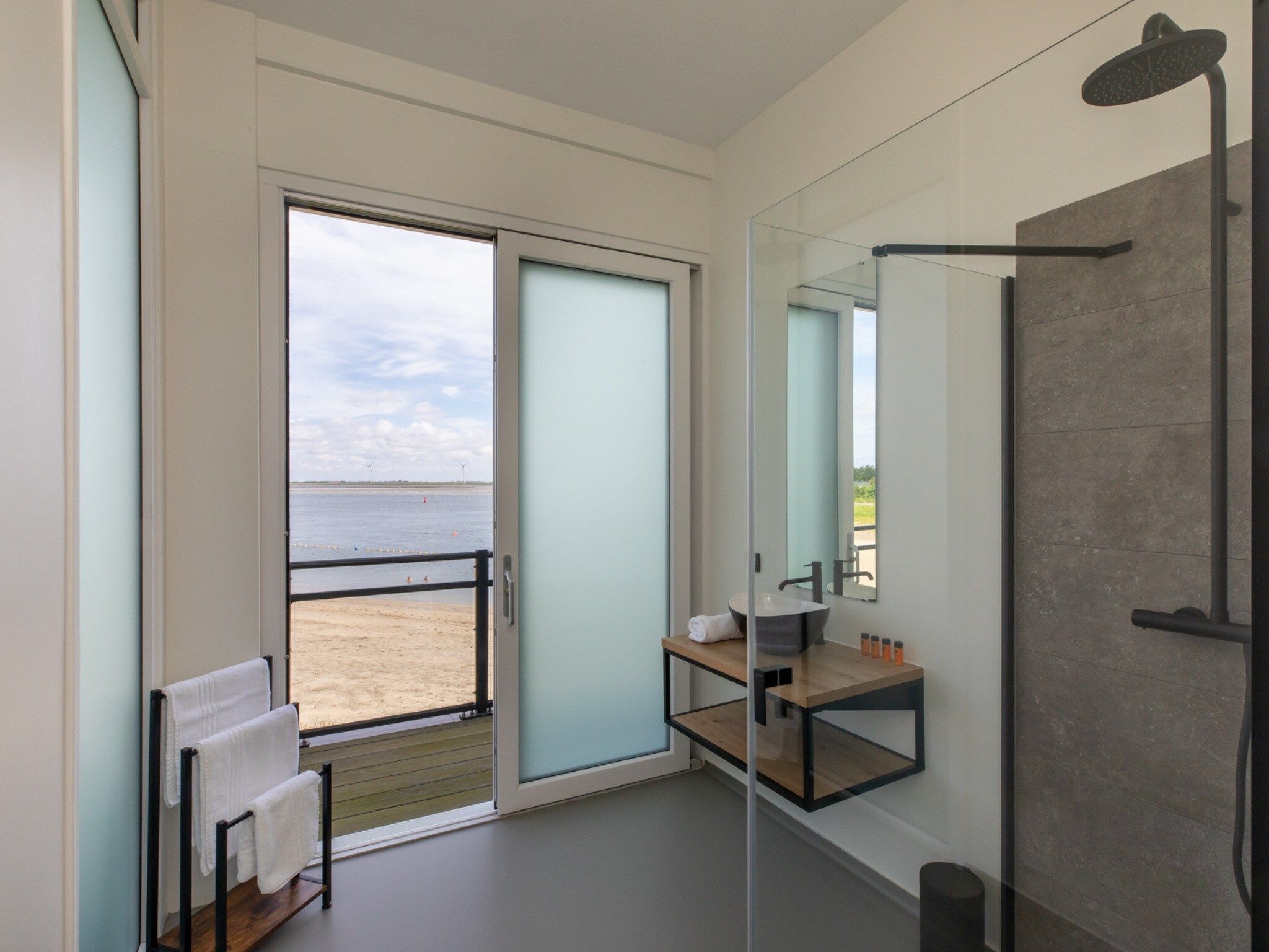De badkamer van Luxe appartement Vista Maris - Havenweg 8-38  Sint-Annaland in Sint-Annaland