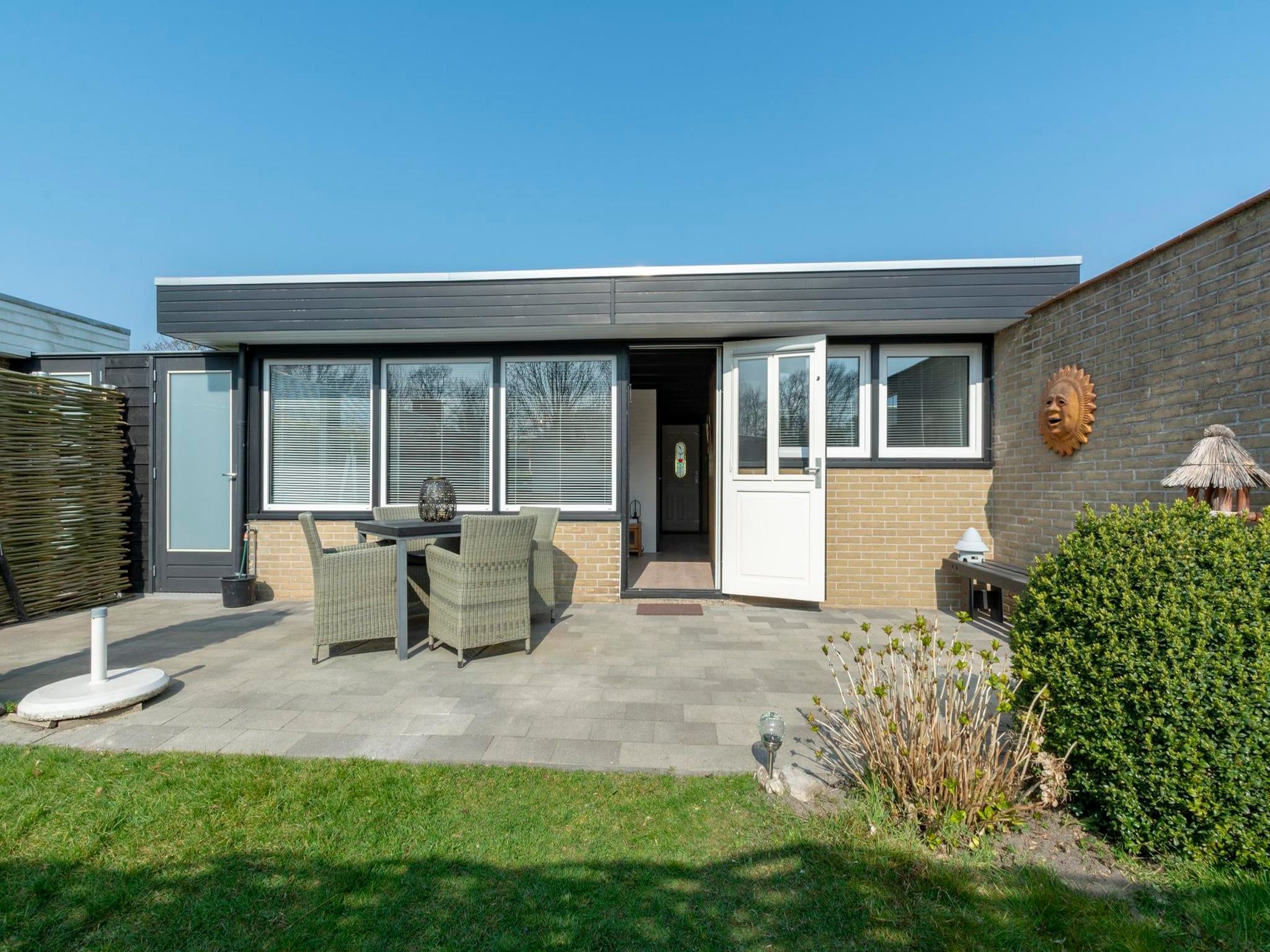 Het terras van Duinland 15 in Sint Maartenszee