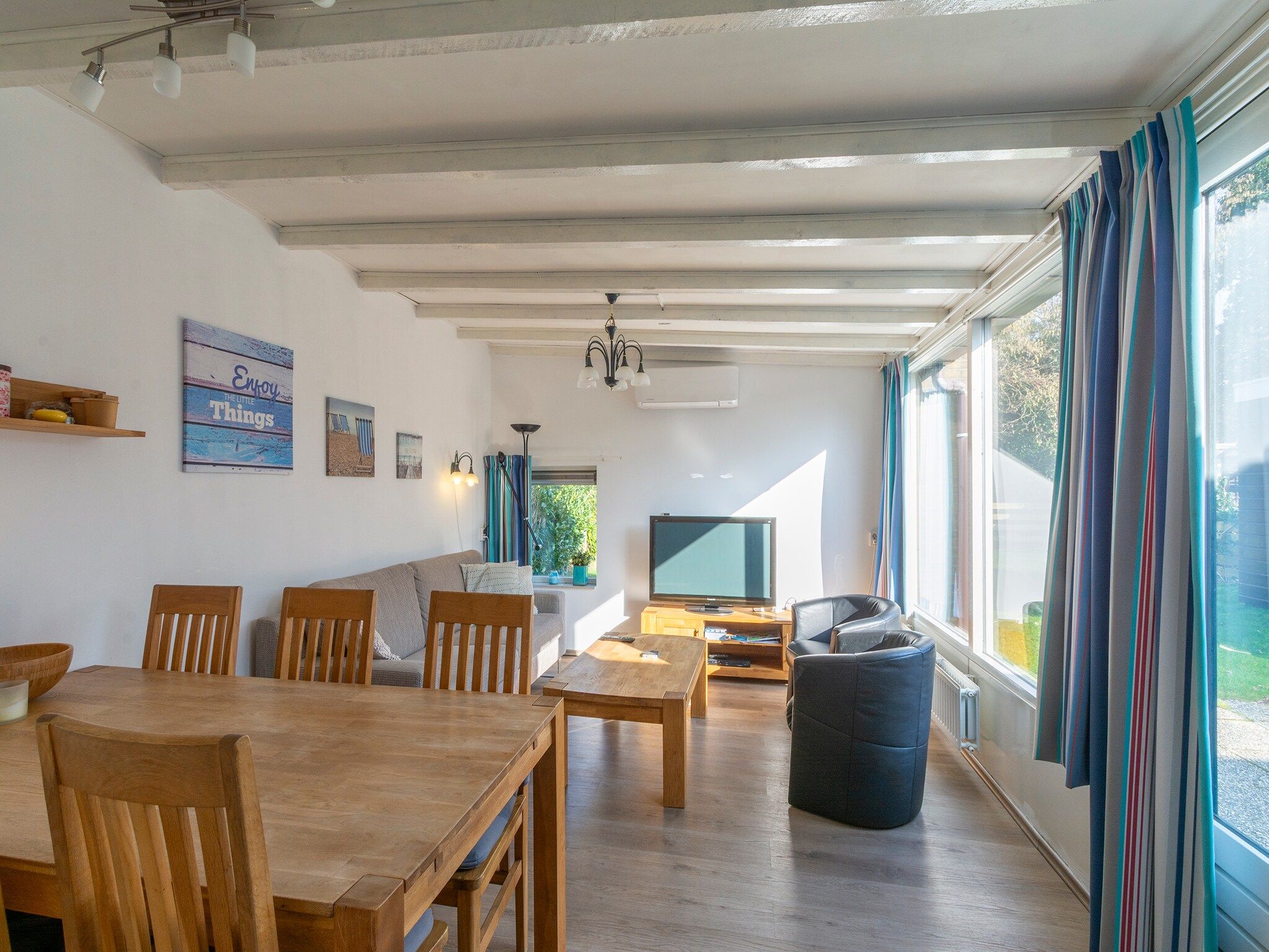 De woonkamer van Duinland 190 in Sint Maartenszee