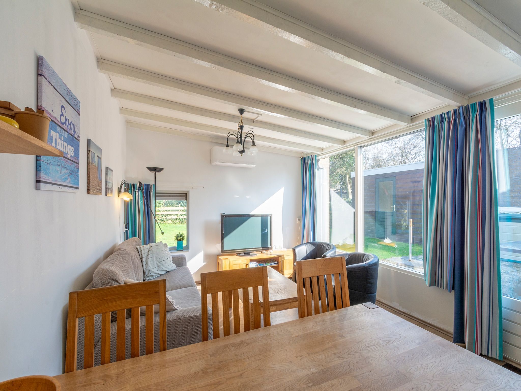 De woonkamer van Duinland 190 in Sint Maartenszee