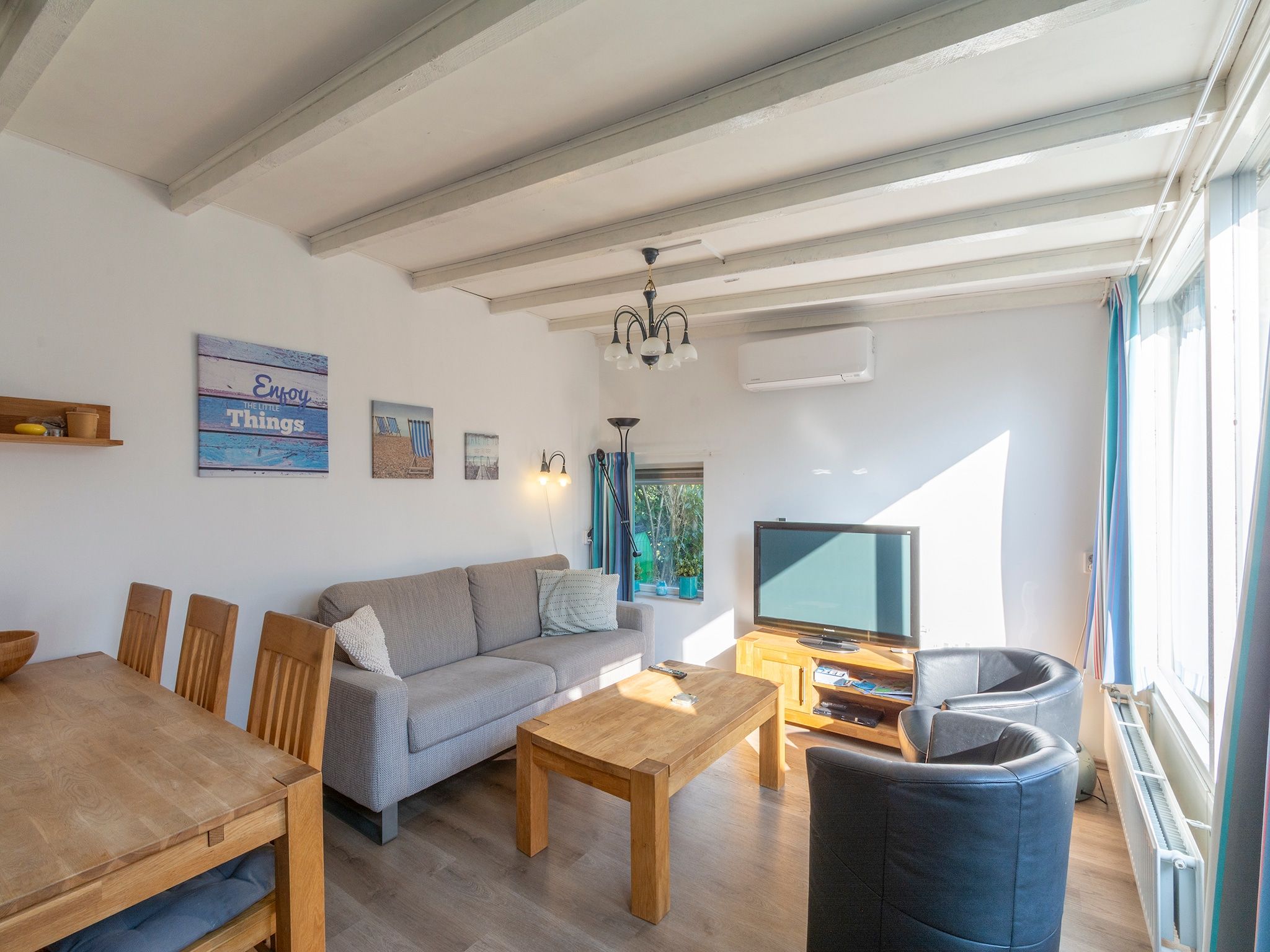 De woonkamer van Duinland 190 in Sint Maartenszee