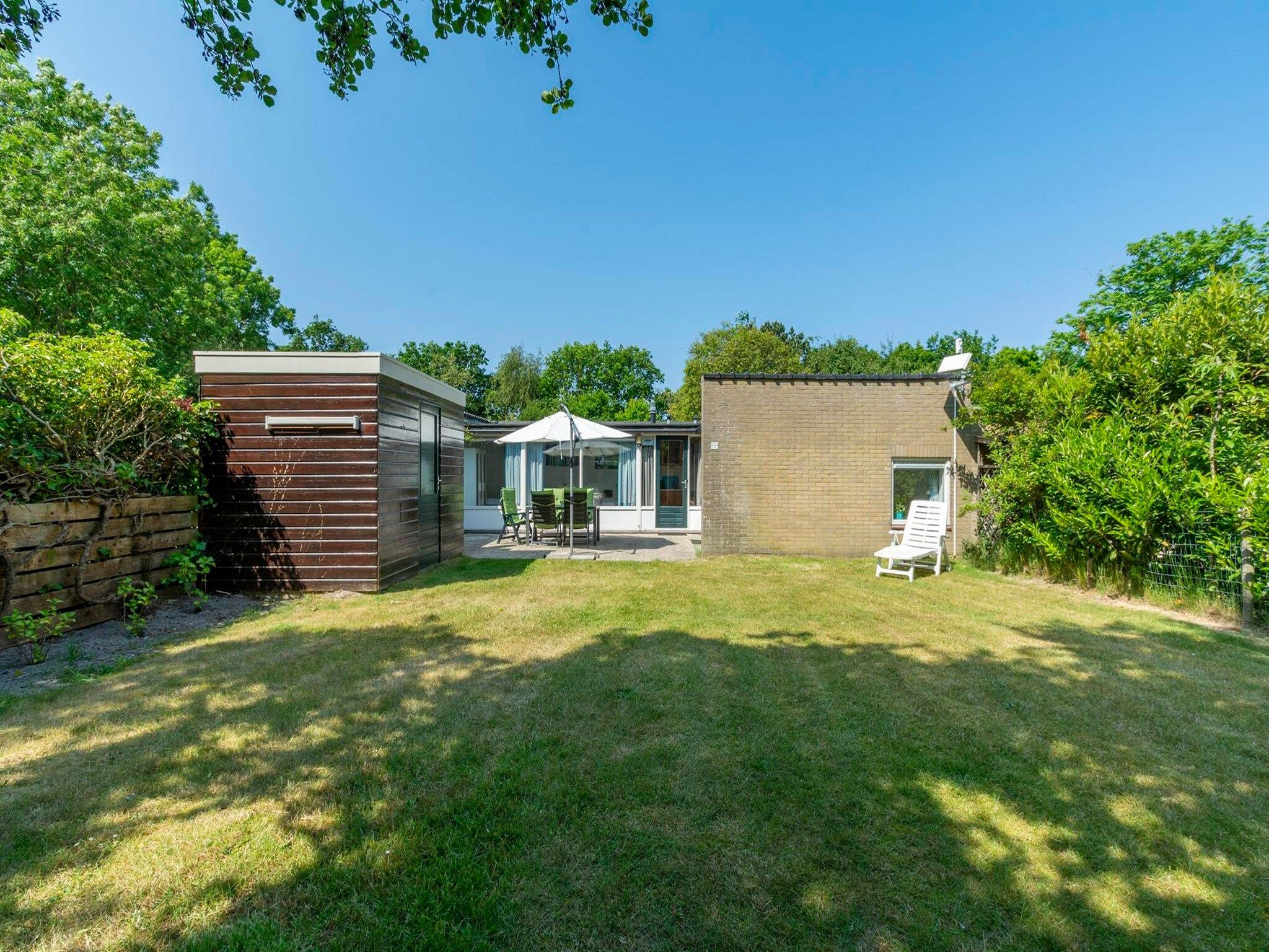 De tuin van Duinland 190 in Sint Maartenszee