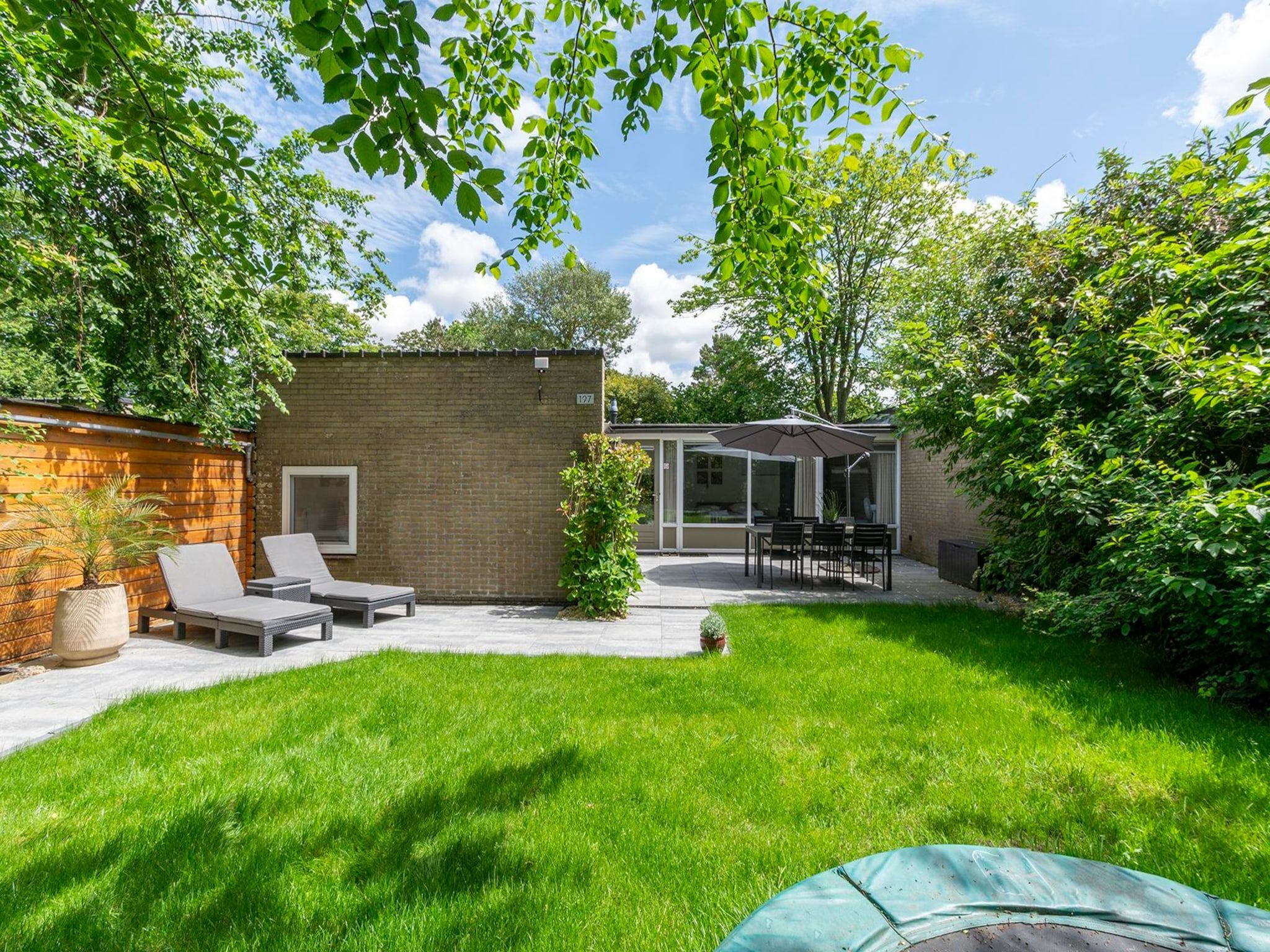 De tuin van Duinland 197 in Sint Maartenszee