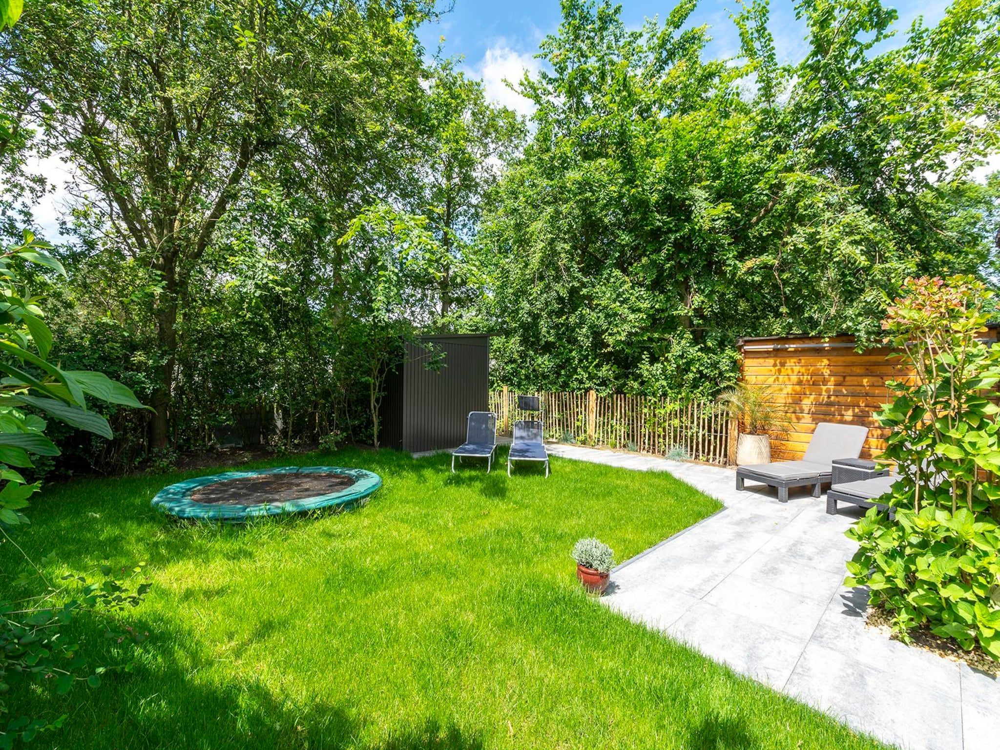 De tuin van Duinland 197 in Sint Maartenszee