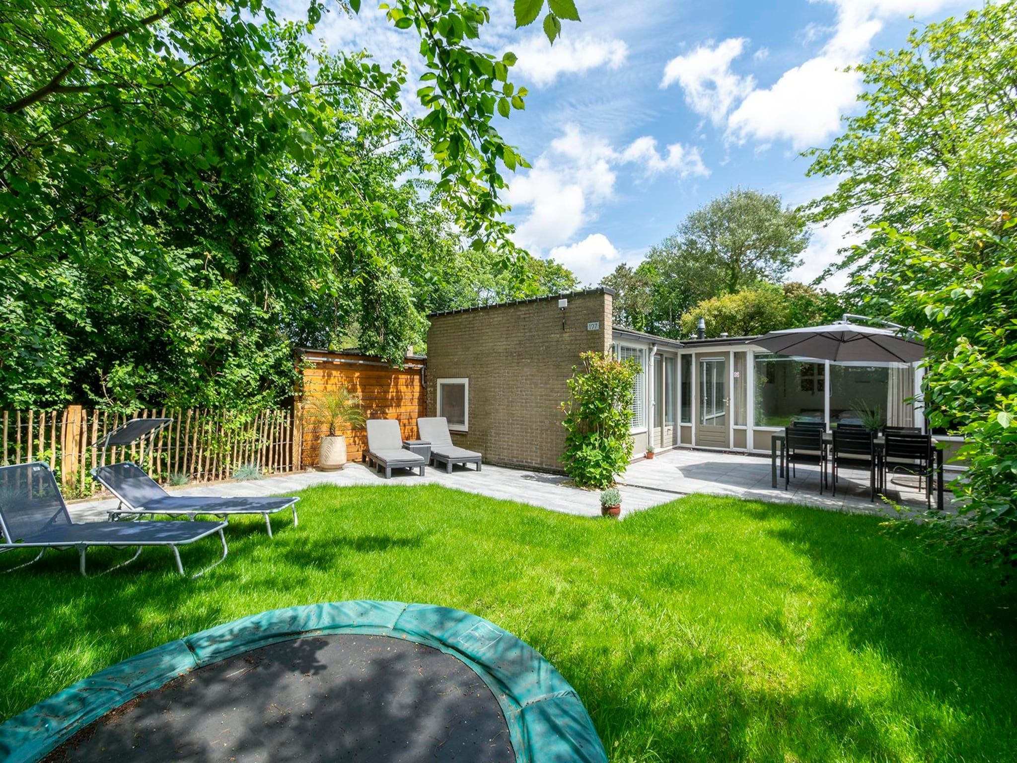 De tuin van Duinland 197 in Sint Maartenszee