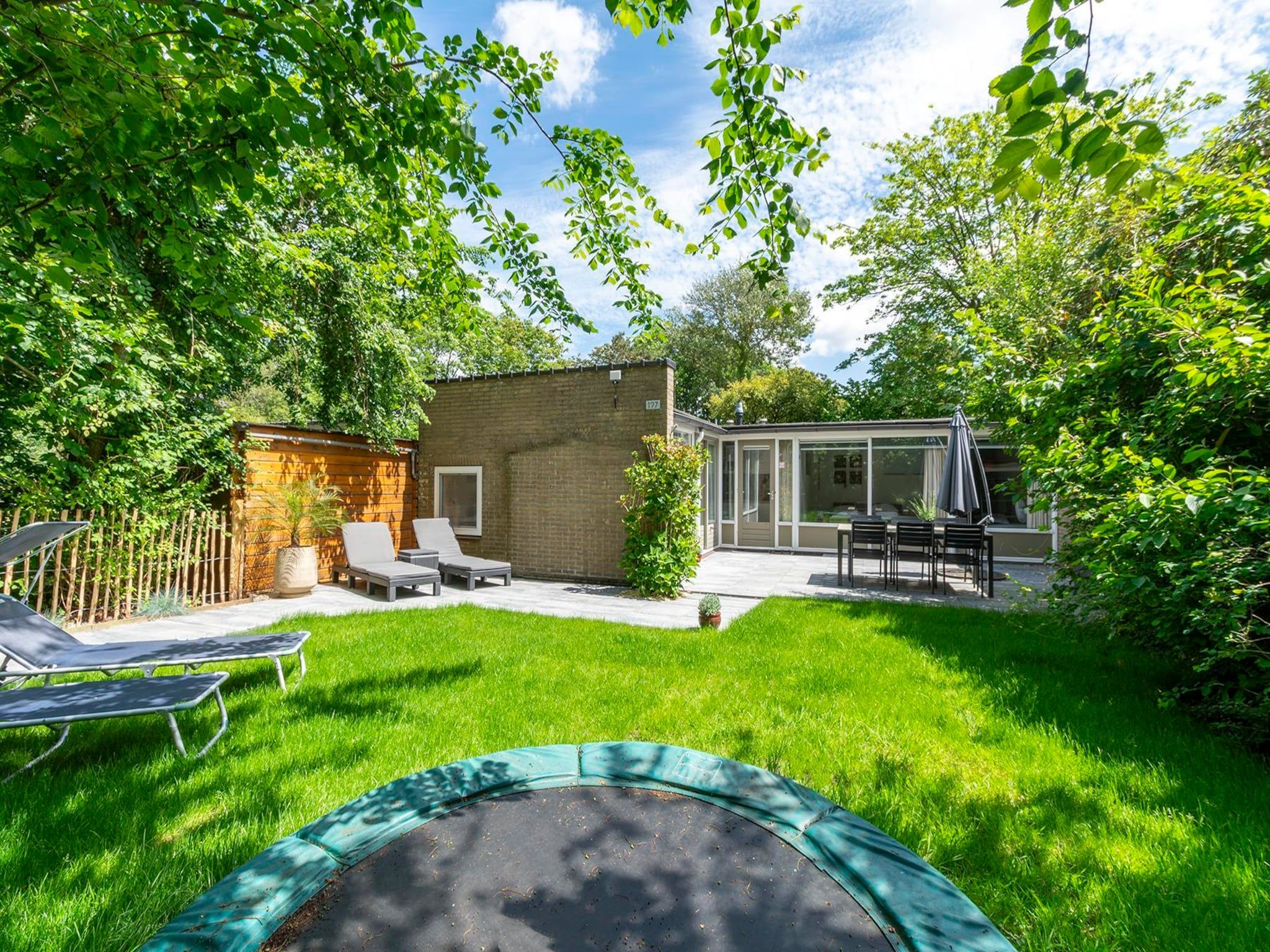 De tuin van Duinland 197 in Sint Maartenszee