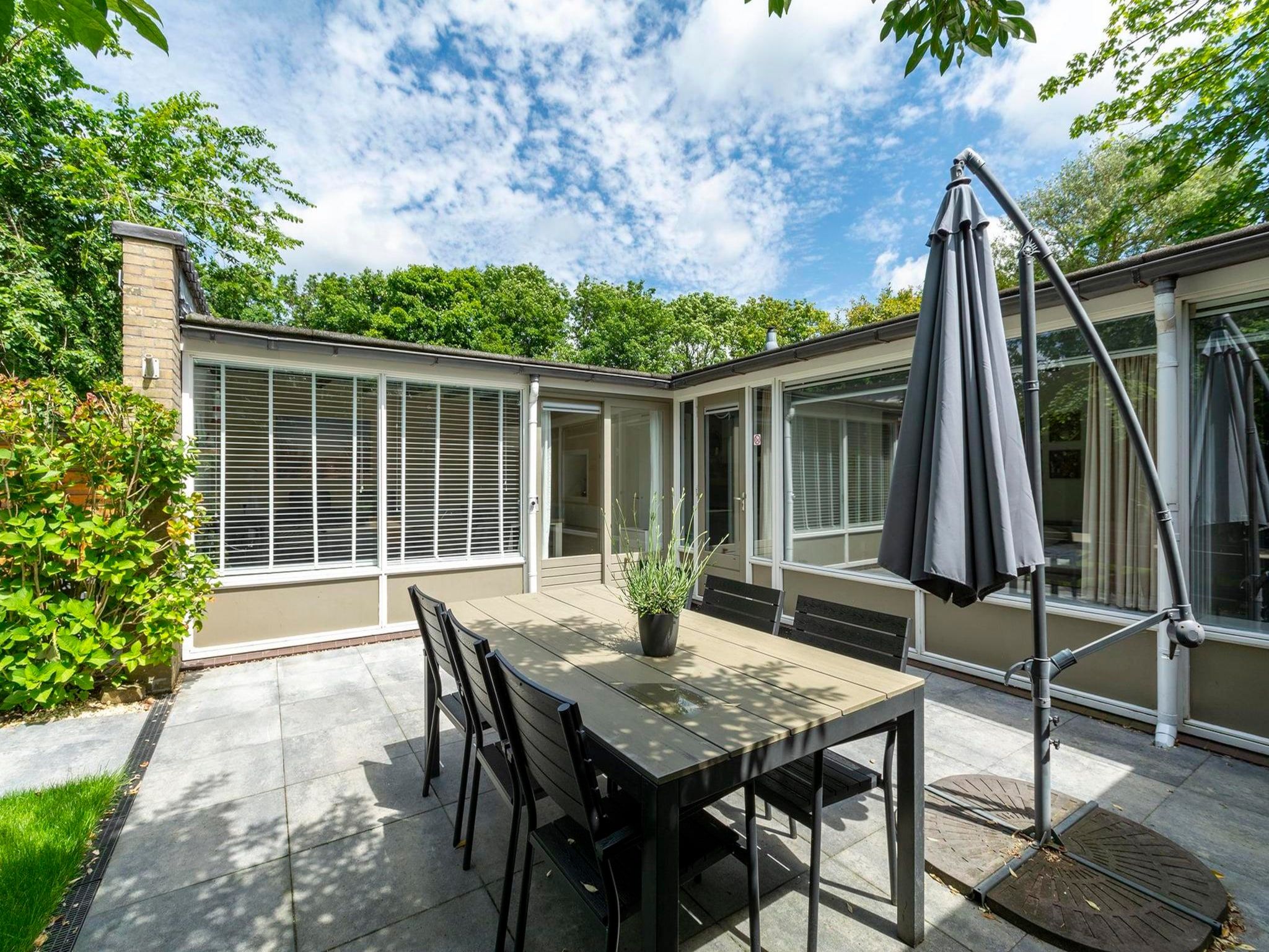 Het terras van Duinland 197 in Sint Maartenszee