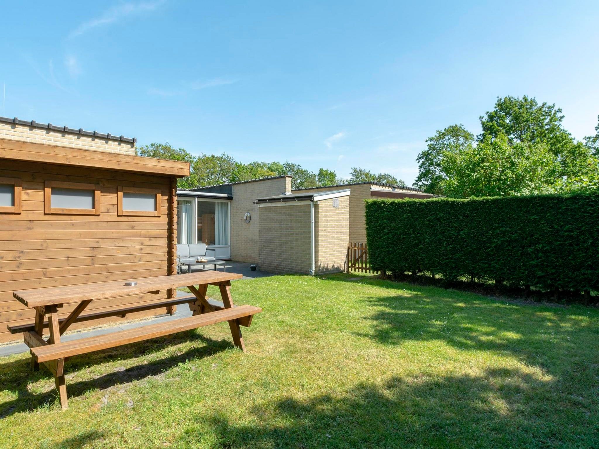 Het terras van Duinland 245 in Sint Maartenszee