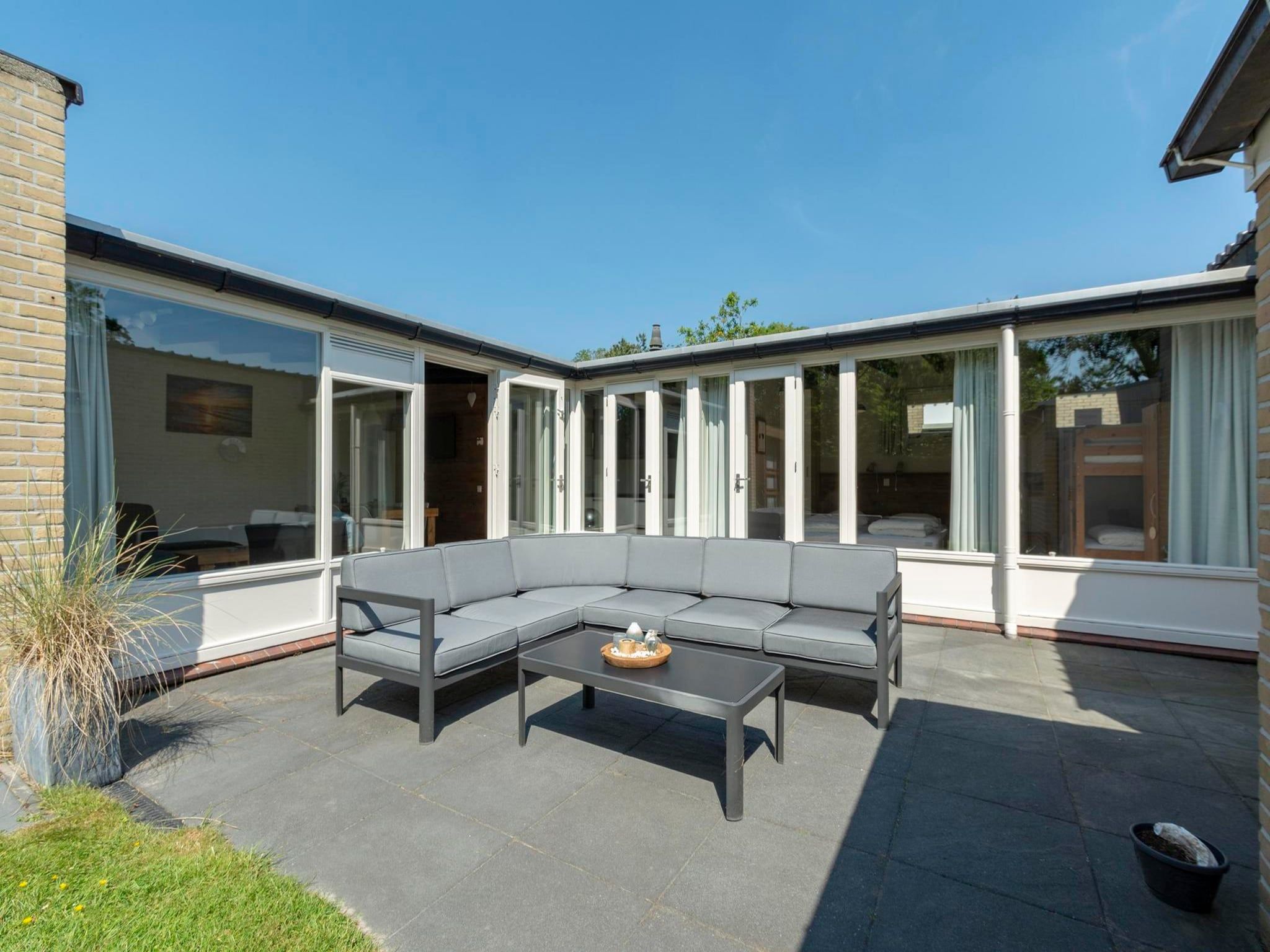 Het terras van Duinland 245 in Sint Maartenszee