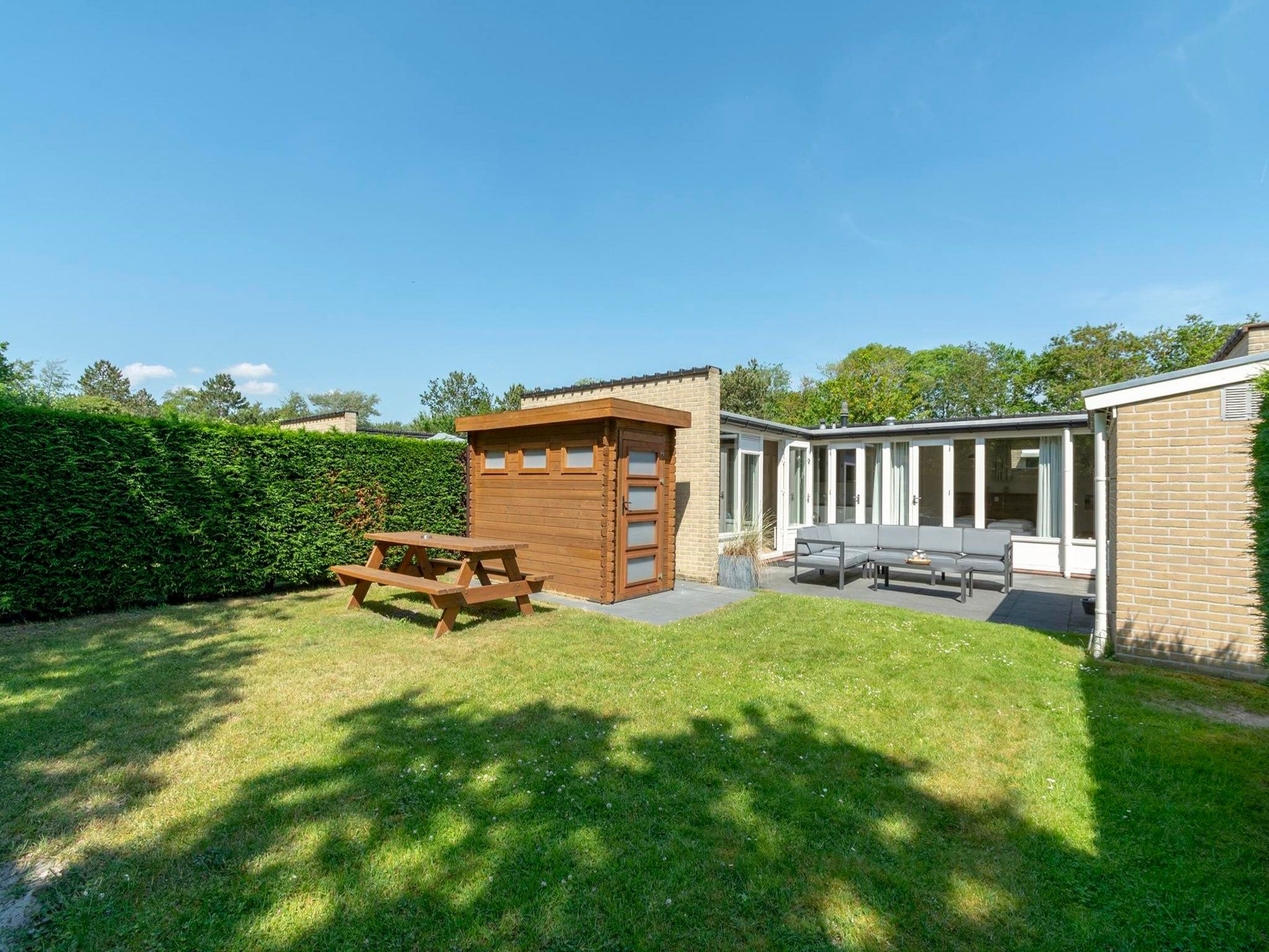 Het terras van Duinland 245 in Sint Maartenszee