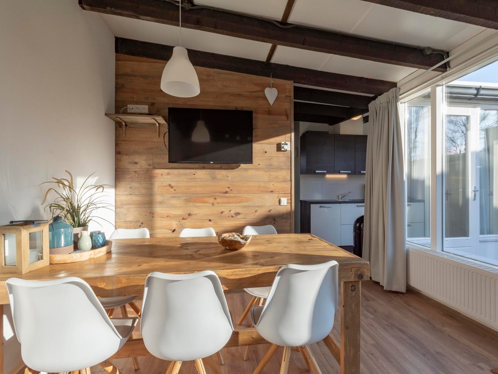 De eetkamer van Duinland 245 in Sint Maartenszee