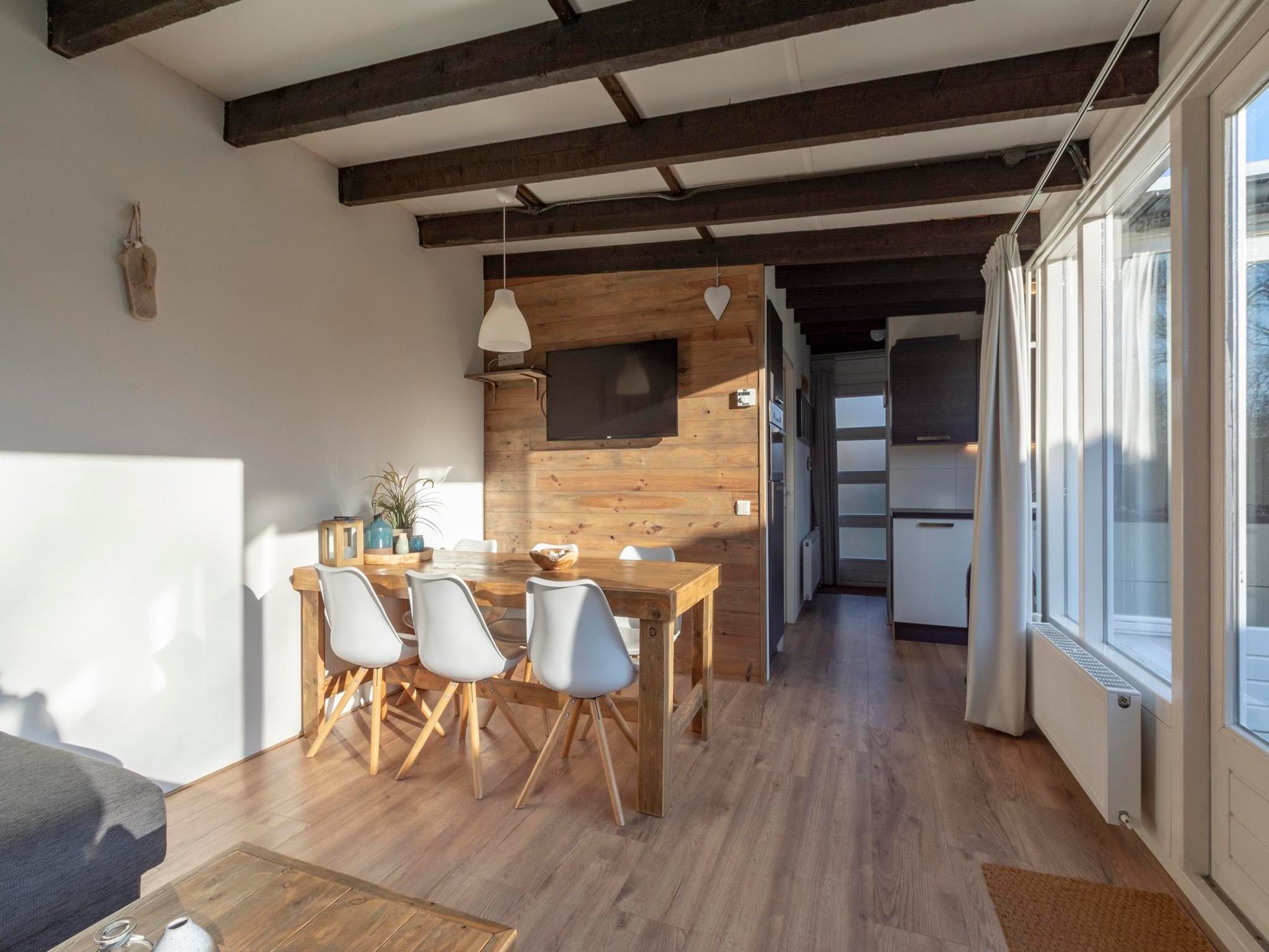 De eetkamer van Duinland 245 in Sint Maartenszee