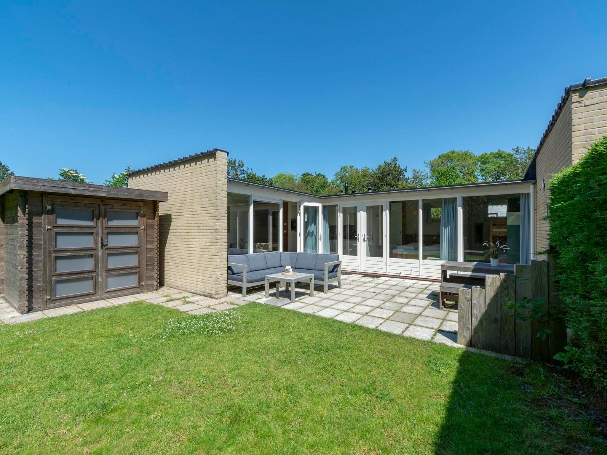 Het terras van Duinland 247 in Sint Maartenszee