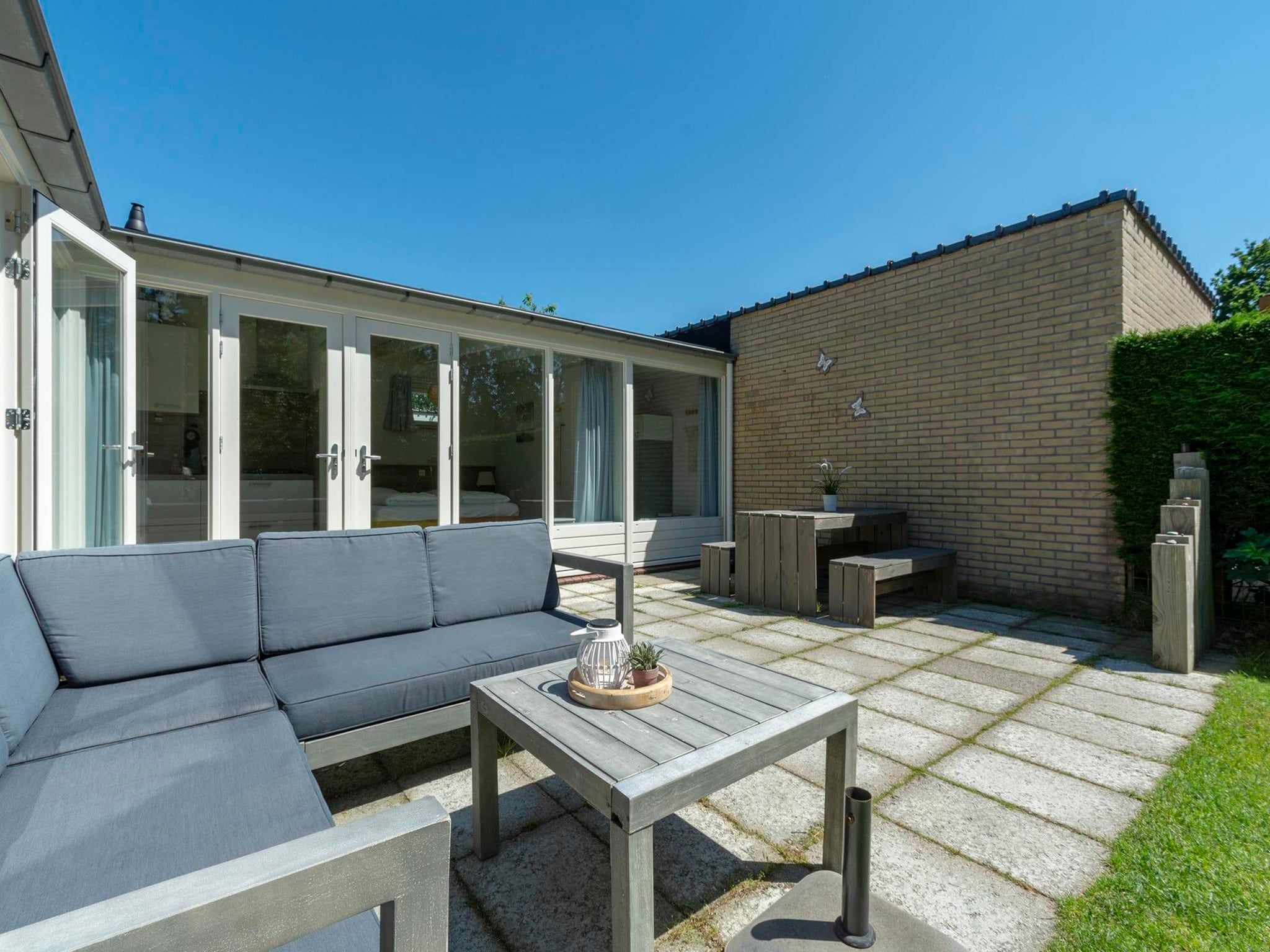 Het terras van Duinland 247 in Sint Maartenszee