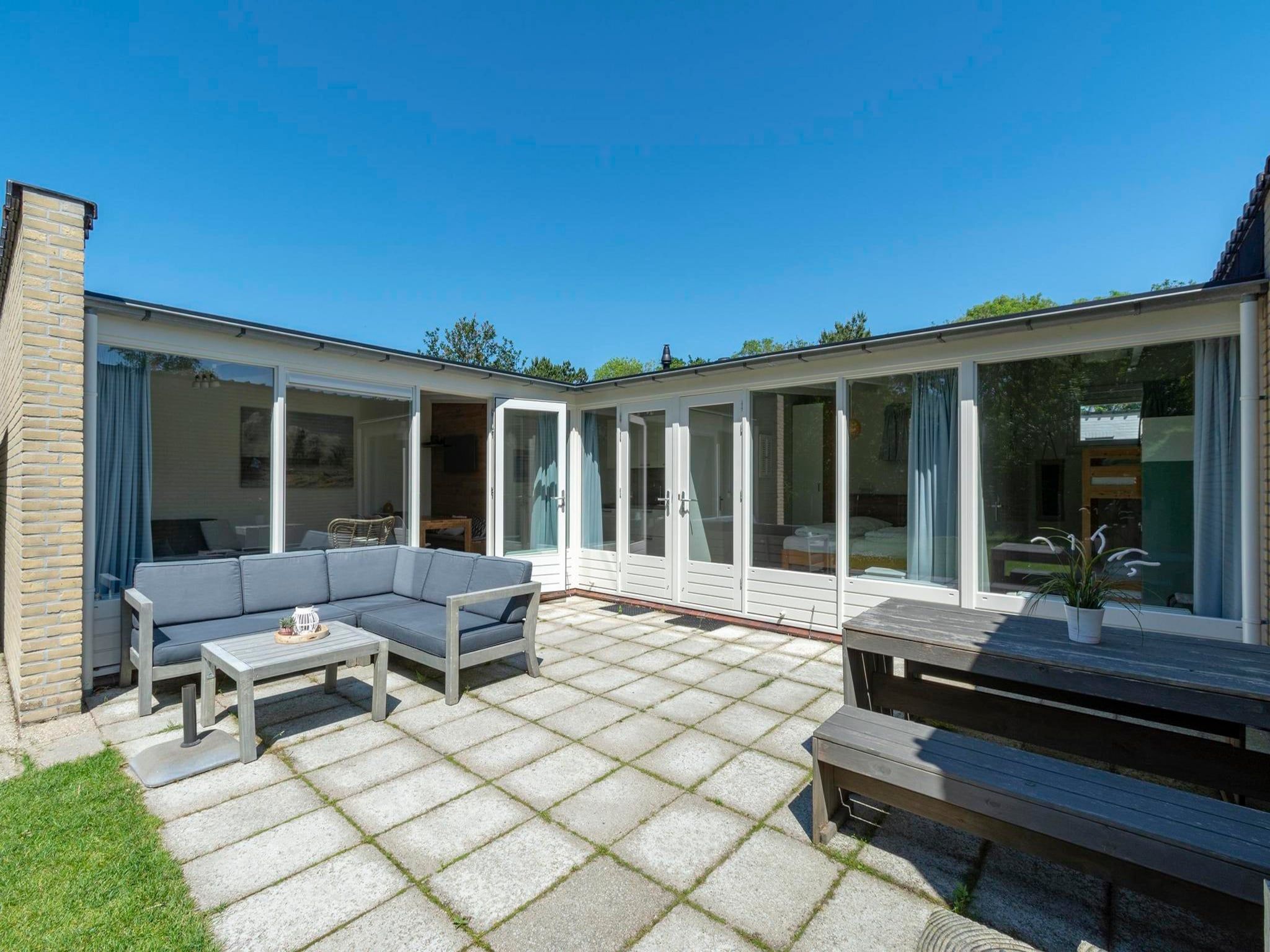 Het terras van Duinland 247 in Sint Maartenszee