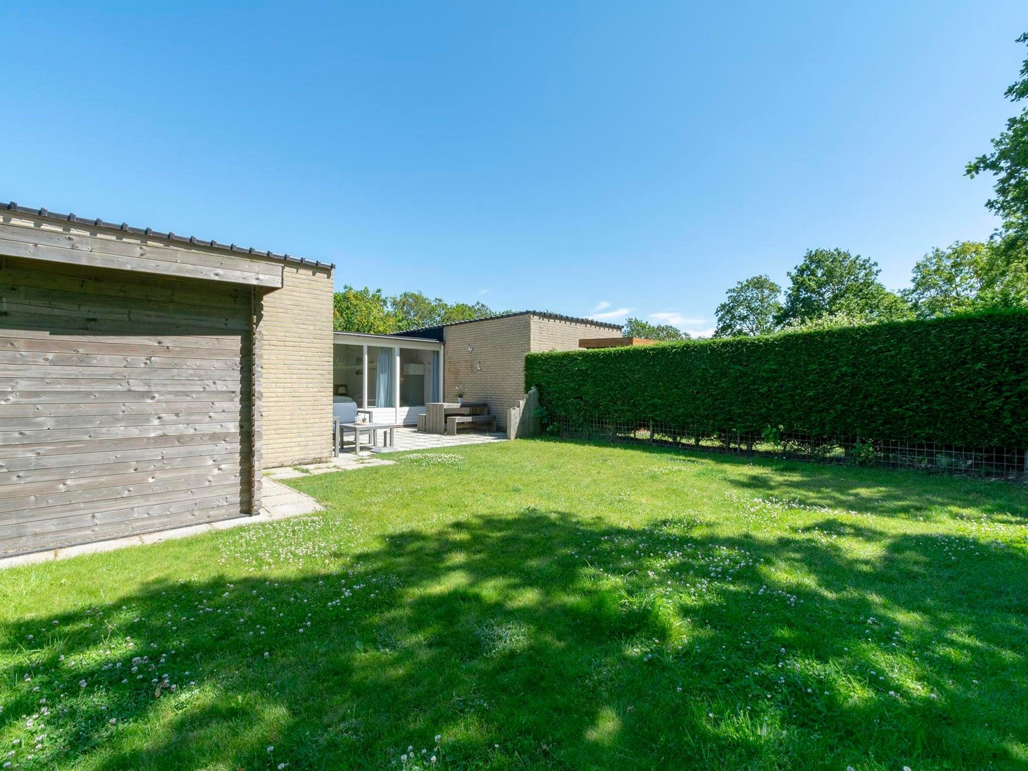 De tuin van Duinland 247 in Sint Maartenszee