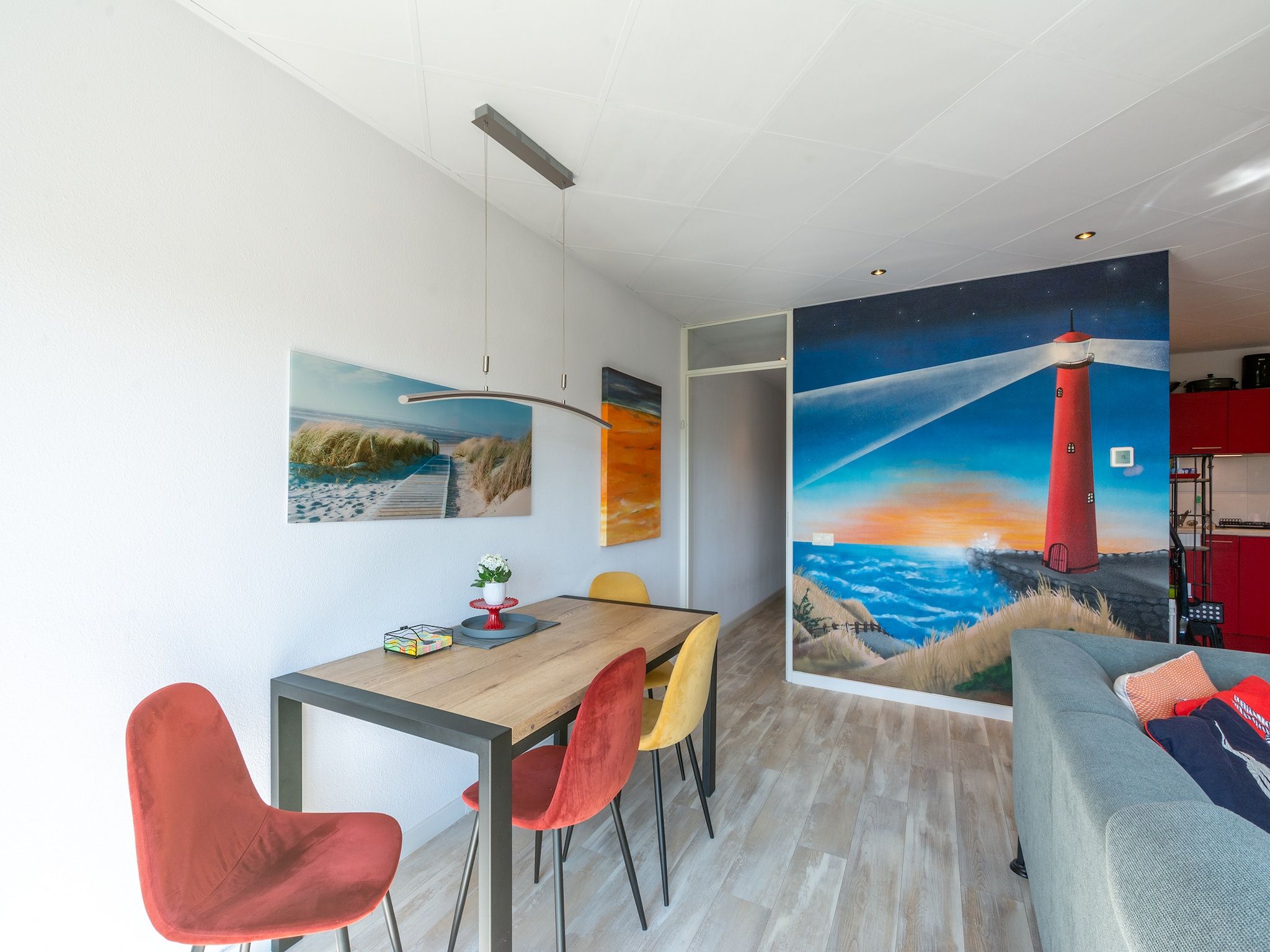 De eetkamer van Strandslag 103 in Julianadorp aan Zee