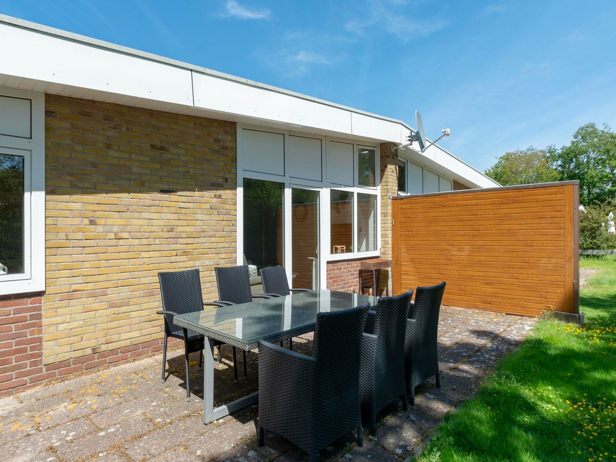 Het terras van Duinland 89 in Sint Maartenszee