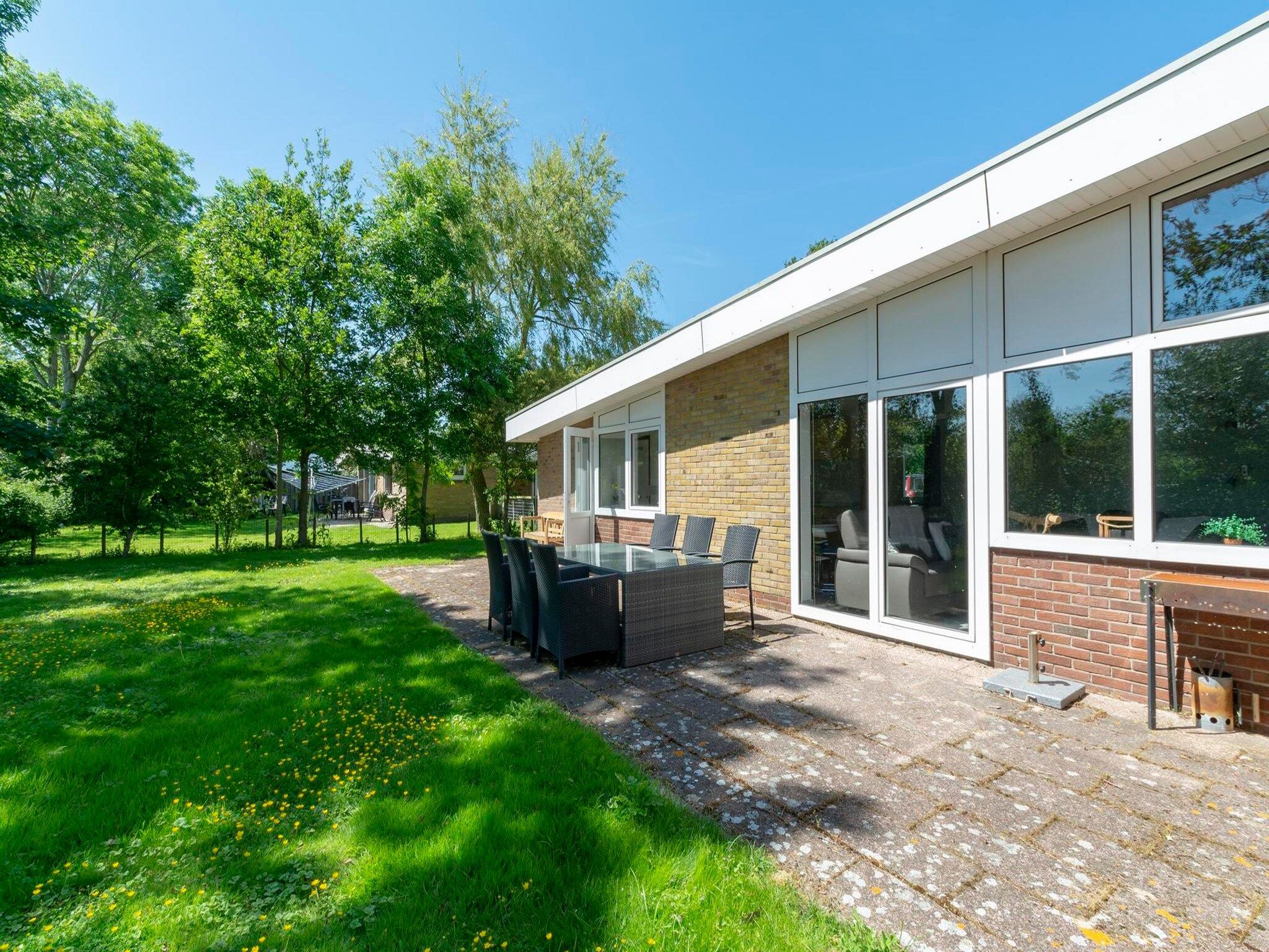 Het terras van Duinland 89 in Sint Maartenszee