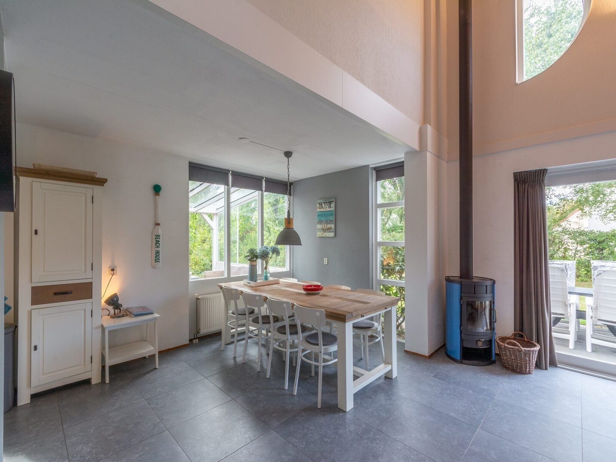 De eetkamer van Ooghduyne 75 in Julianadorp aan Zee