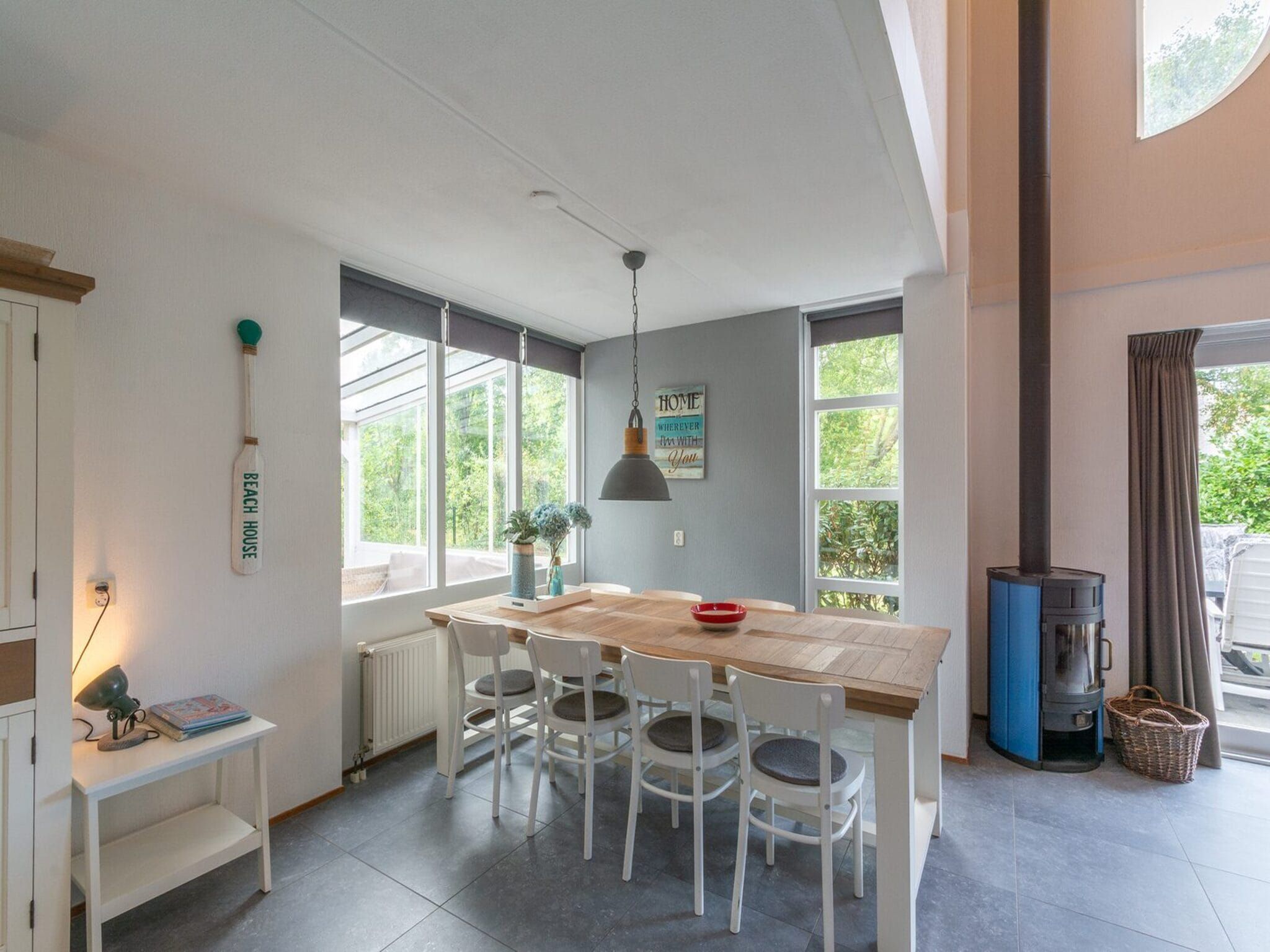 De eetkamer van Ooghduyne 75 in Julianadorp aan Zee