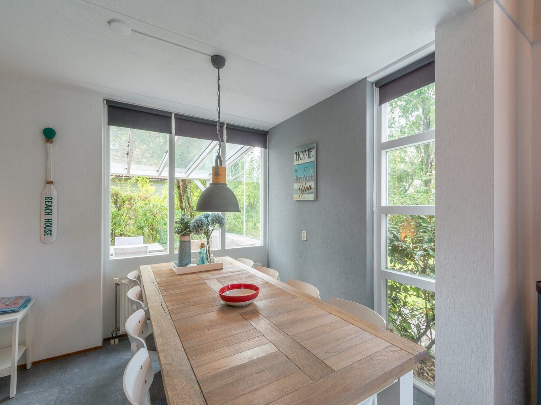 De eetkamer van Ooghduyne 75 in Julianadorp aan Zee