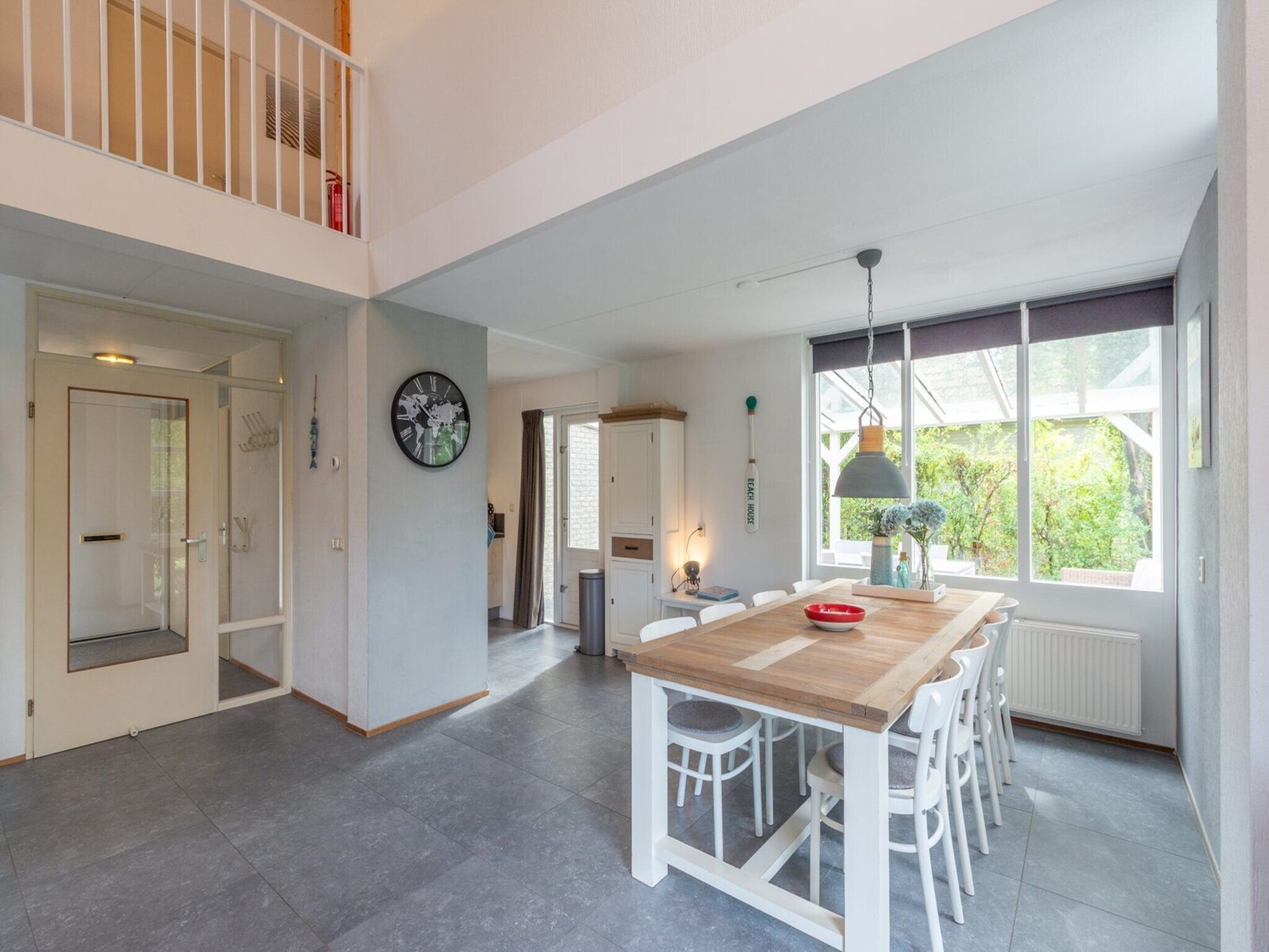 De eetkamer van Ooghduyne 75 in Julianadorp aan Zee