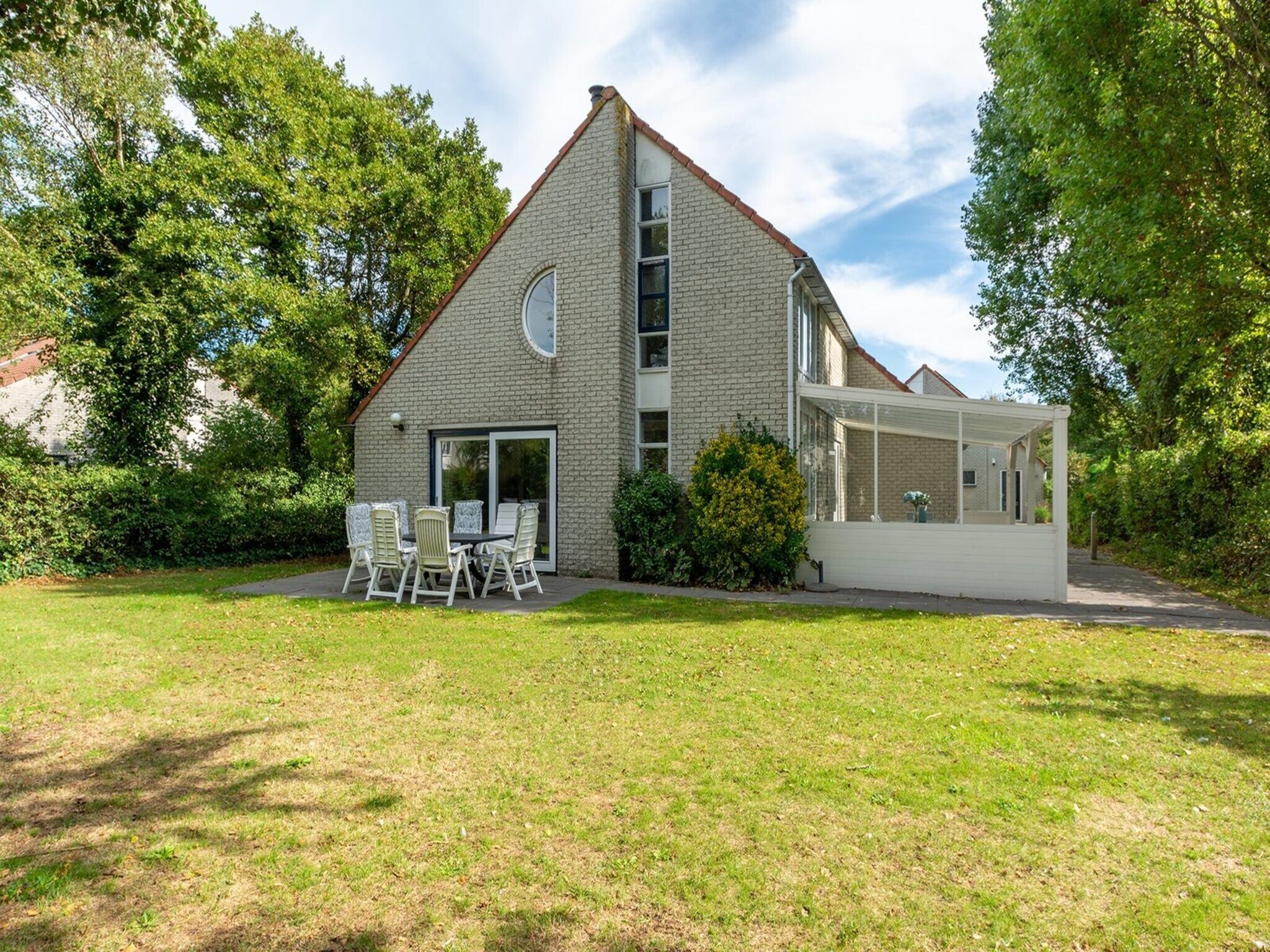 De buitenkant van Ooghduyne 75 in Julianadorp aan Zee