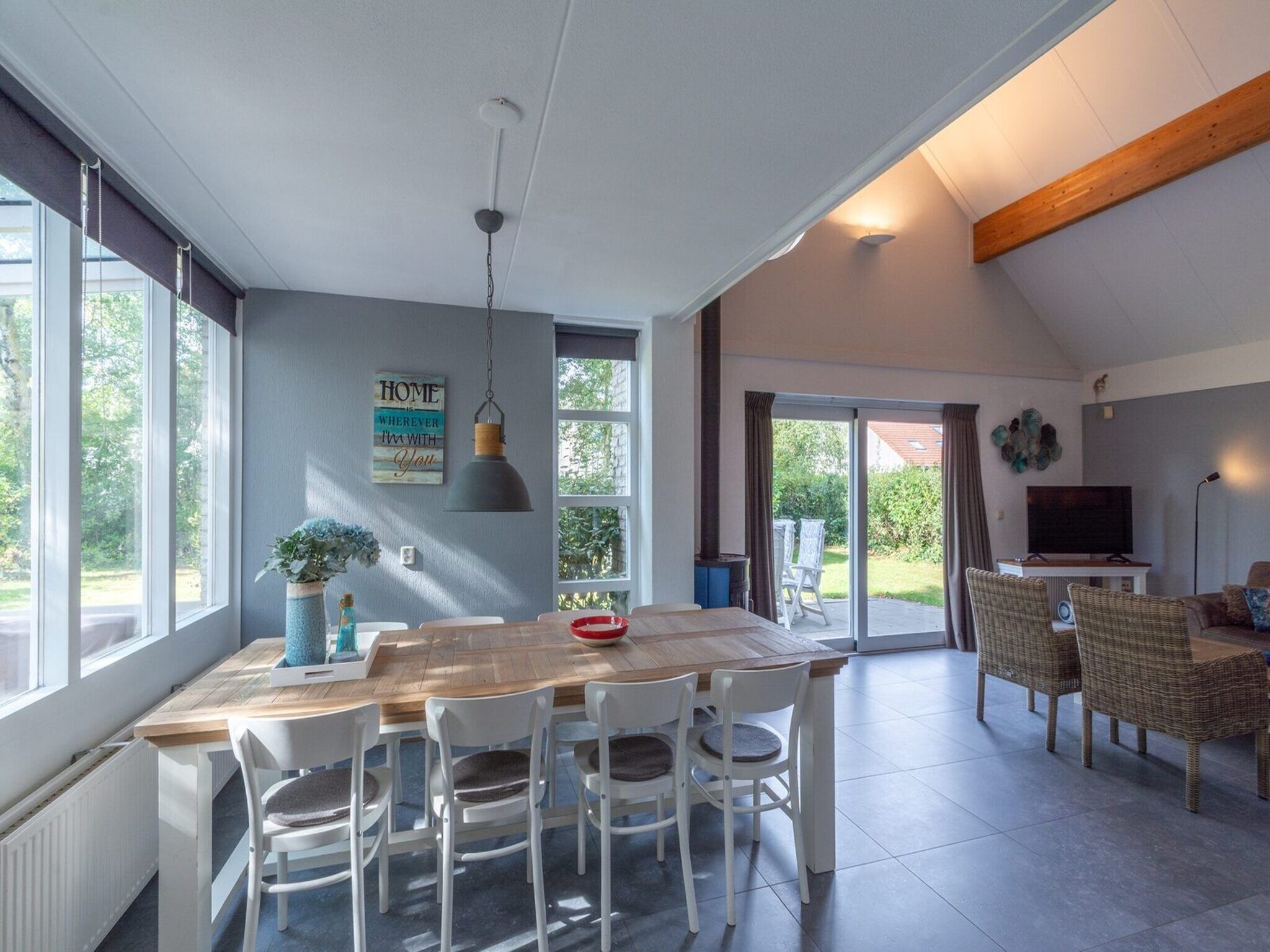 De eetkamer van Ooghduyne 75 in Julianadorp aan Zee