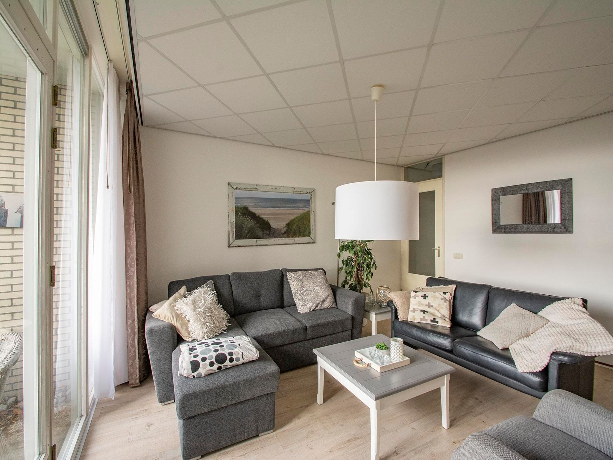 De woonkamer van Strandslag 107 in Julianadorp aan Zee