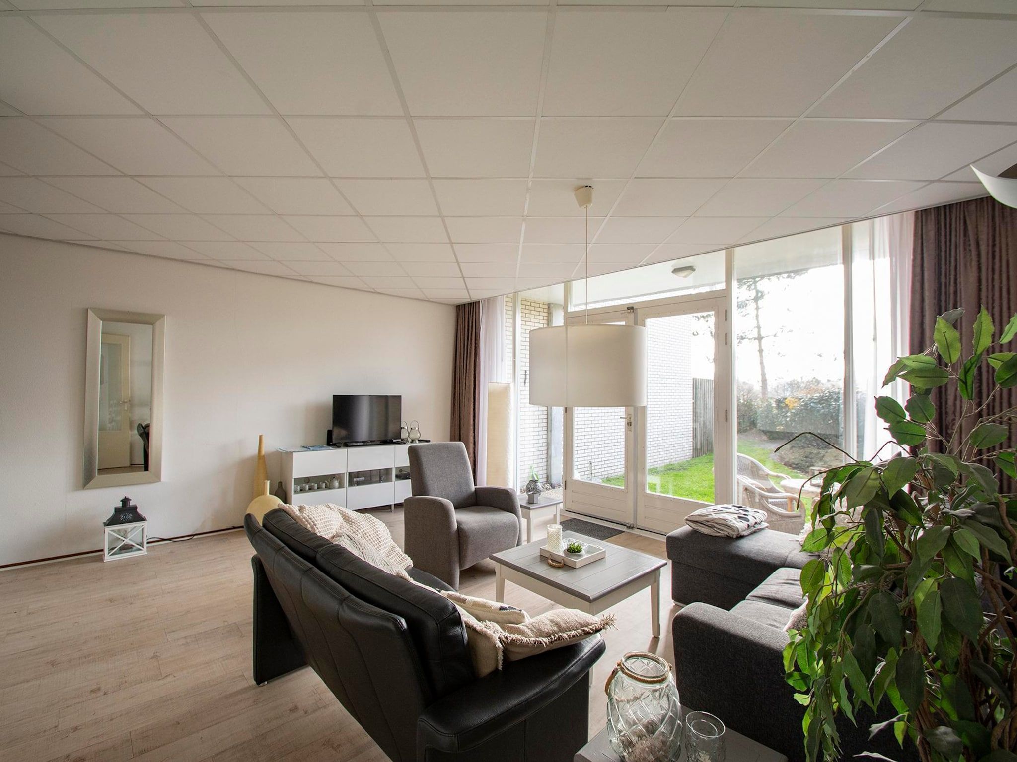 De woonkamer van Strandslag 107 in Julianadorp aan Zee