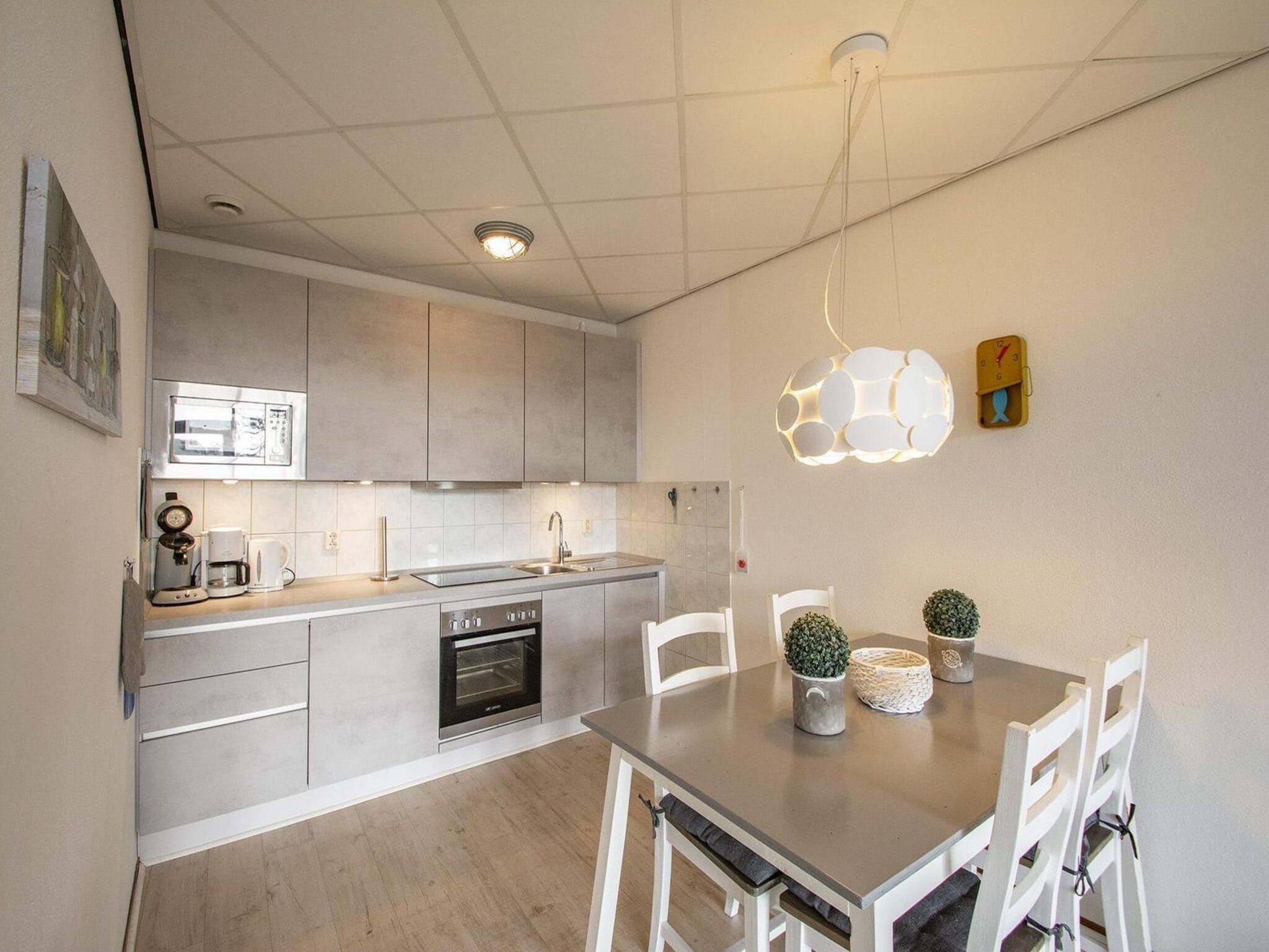 De eetkamer van Strandslag 107 in Julianadorp aan Zee