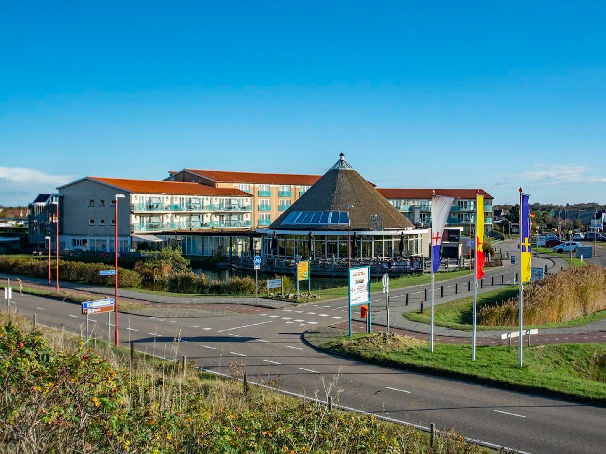 De buitenkant van Strandslag 157 in Julianadorp aan Zee