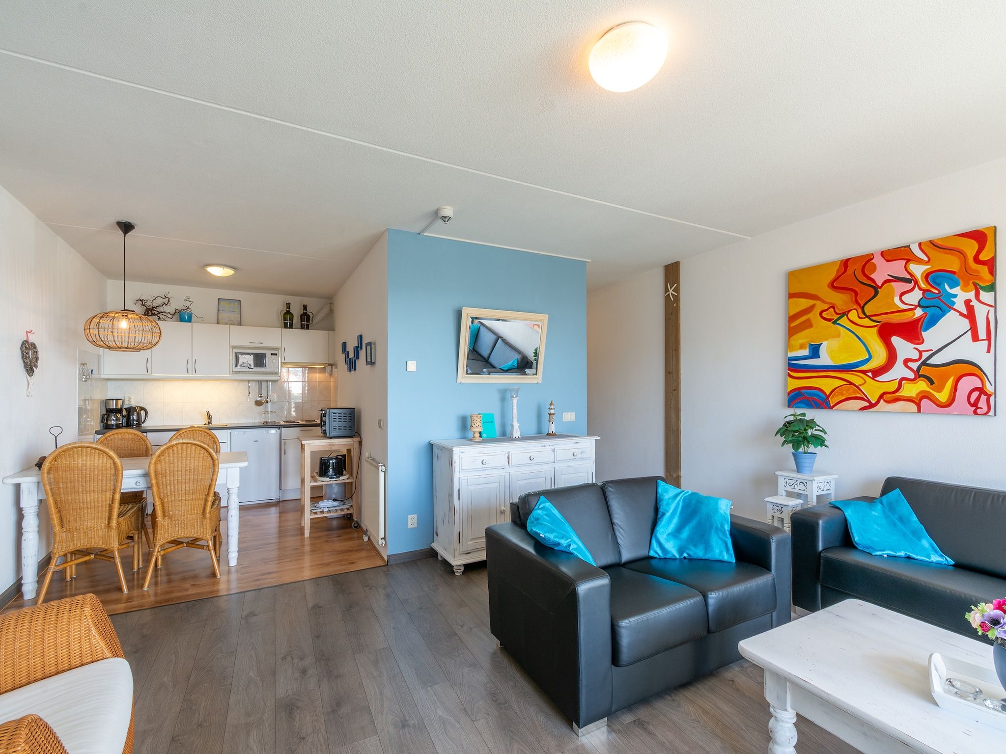 De woonkamer van Strandslag 157 in Julianadorp aan Zee