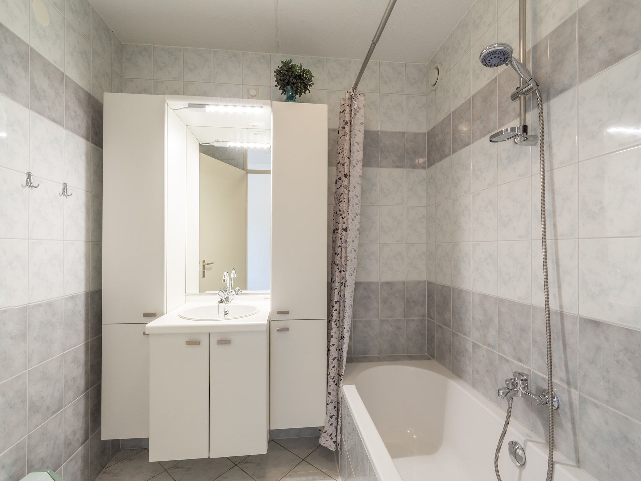 De badkamer van Strandslag 157 in Julianadorp aan Zee