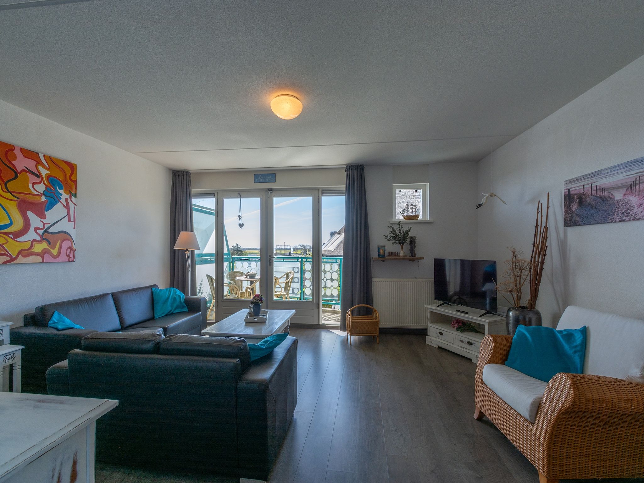 De woonkamer van Strandslag 157 in Julianadorp aan Zee