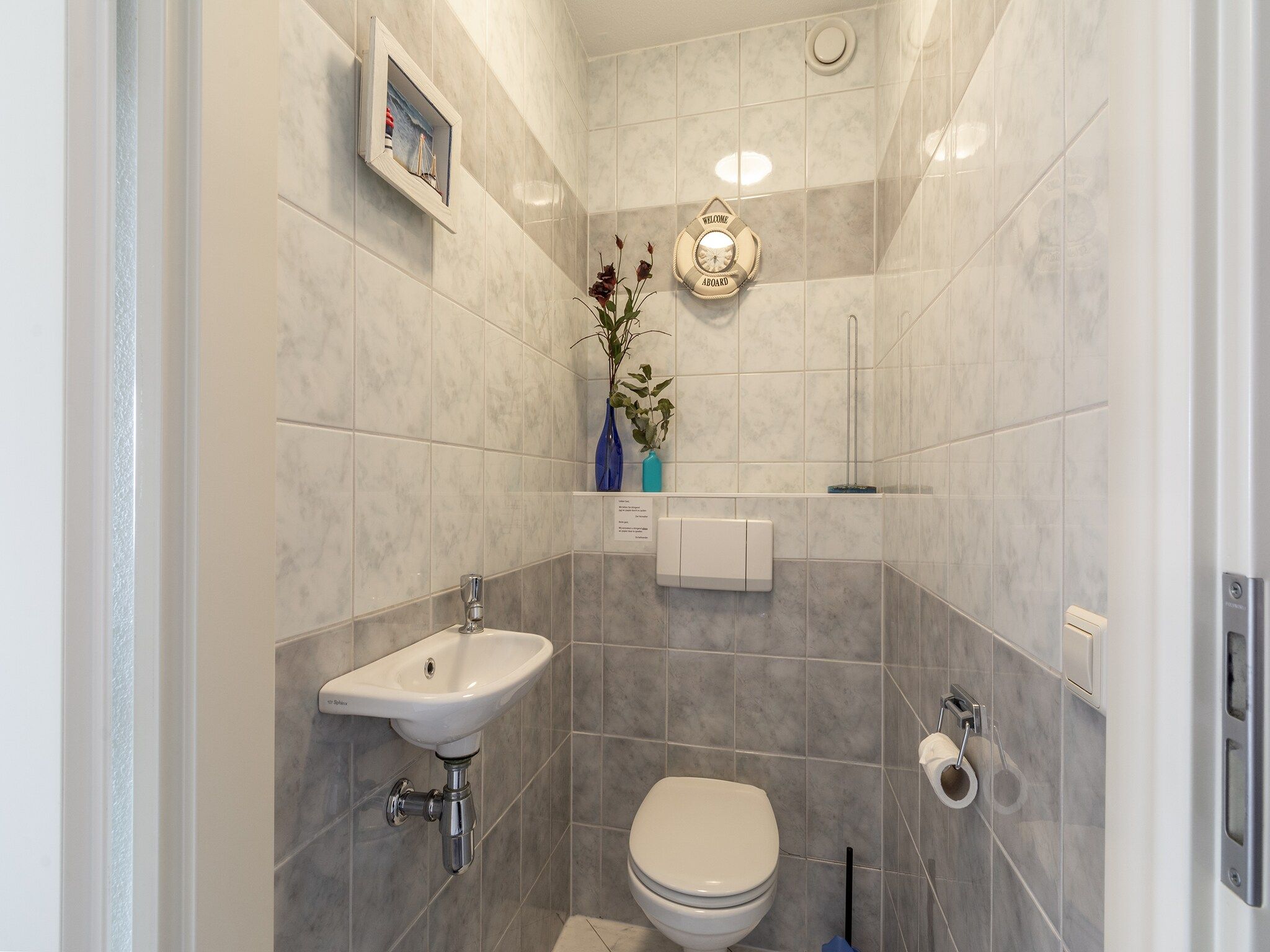 De badkamer van Strandslag 157 in Julianadorp aan Zee