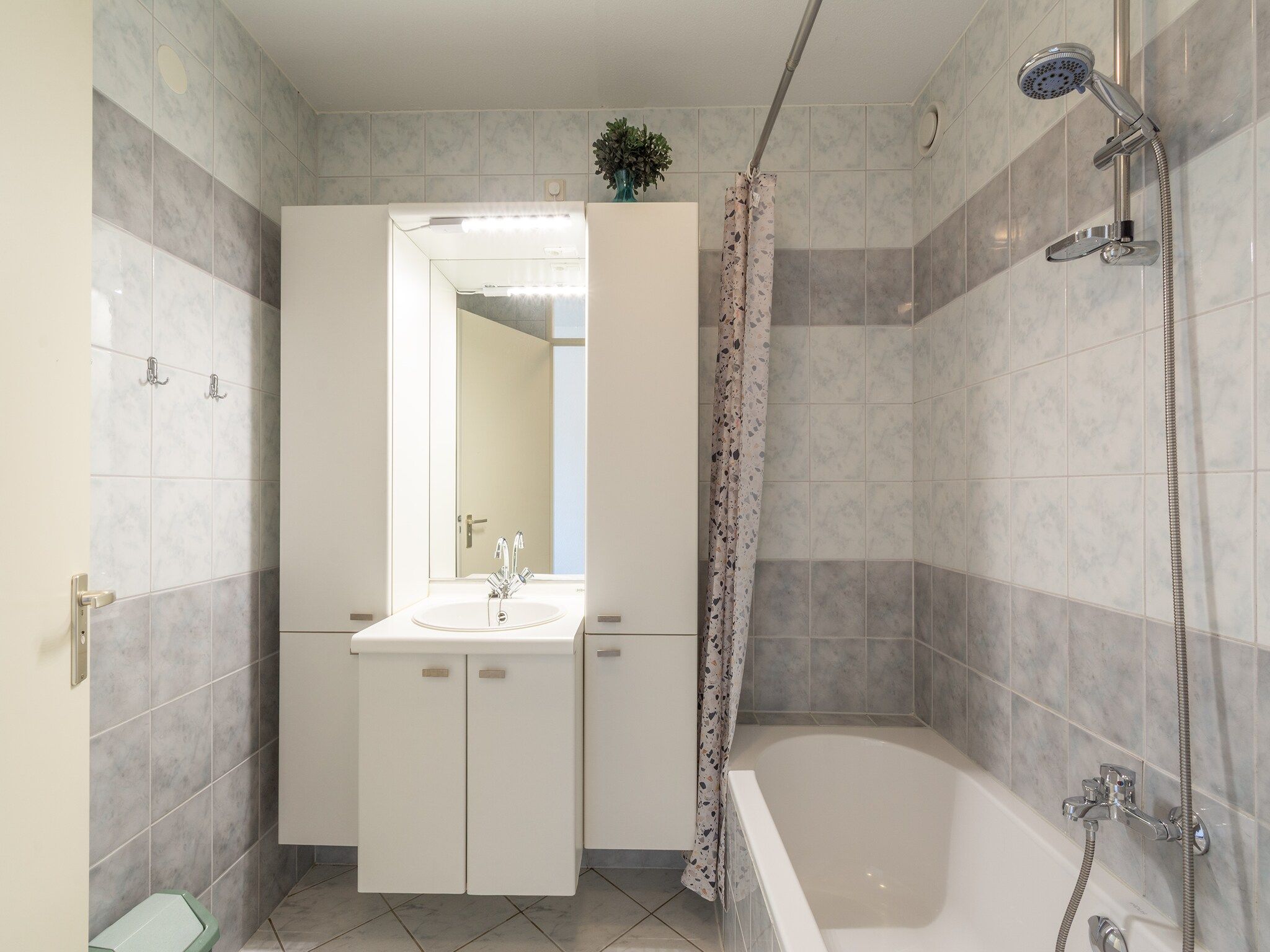 De badkamer van Strandslag 157 in Julianadorp aan Zee