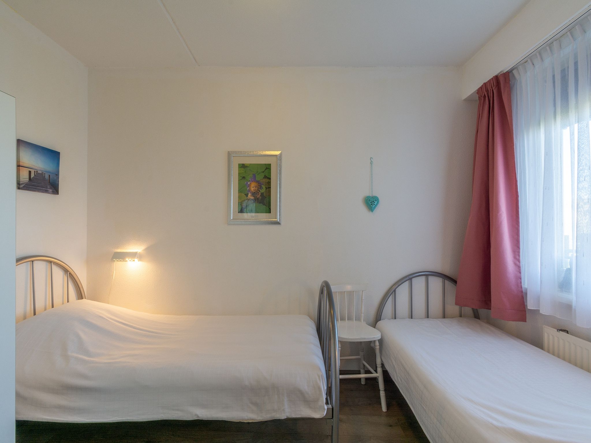 Een slaapkamer van Strandslag 157 in Julianadorp aan Zee