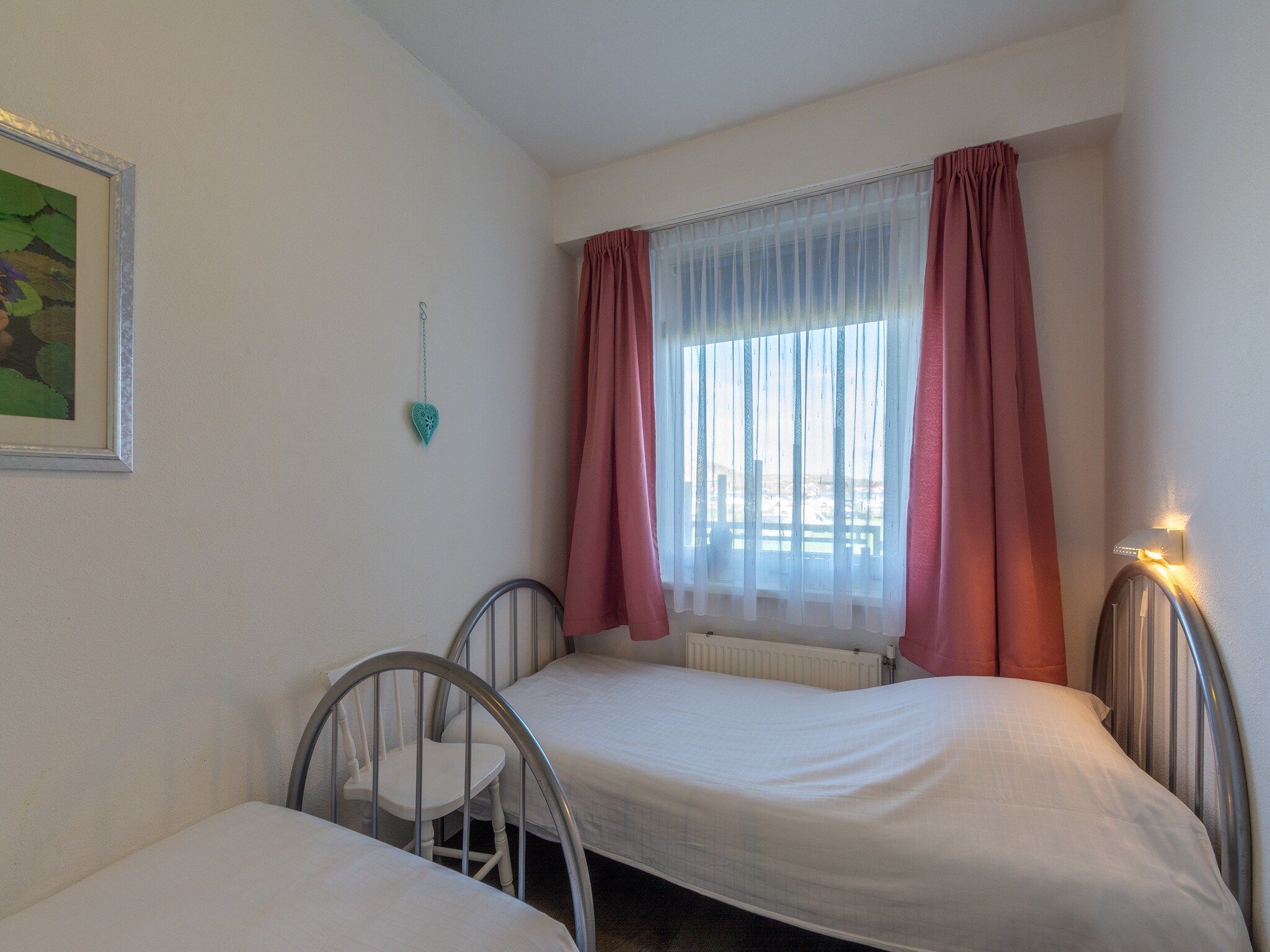 Een slaapkamer van Strandslag 157 in Julianadorp aan Zee