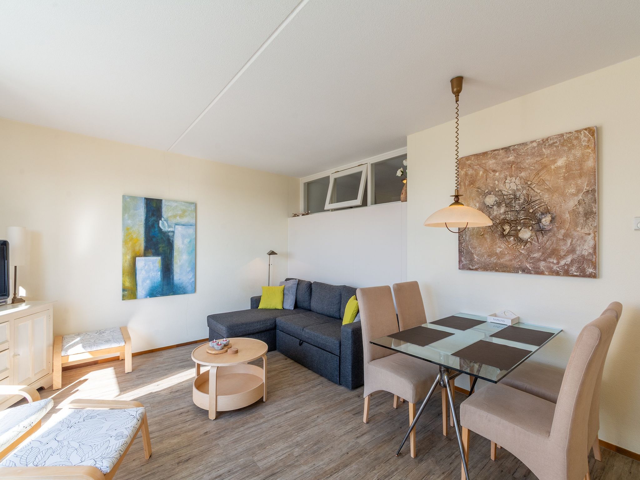 De eetkamer van Strandslag 189 in Julianadorp aan Zee